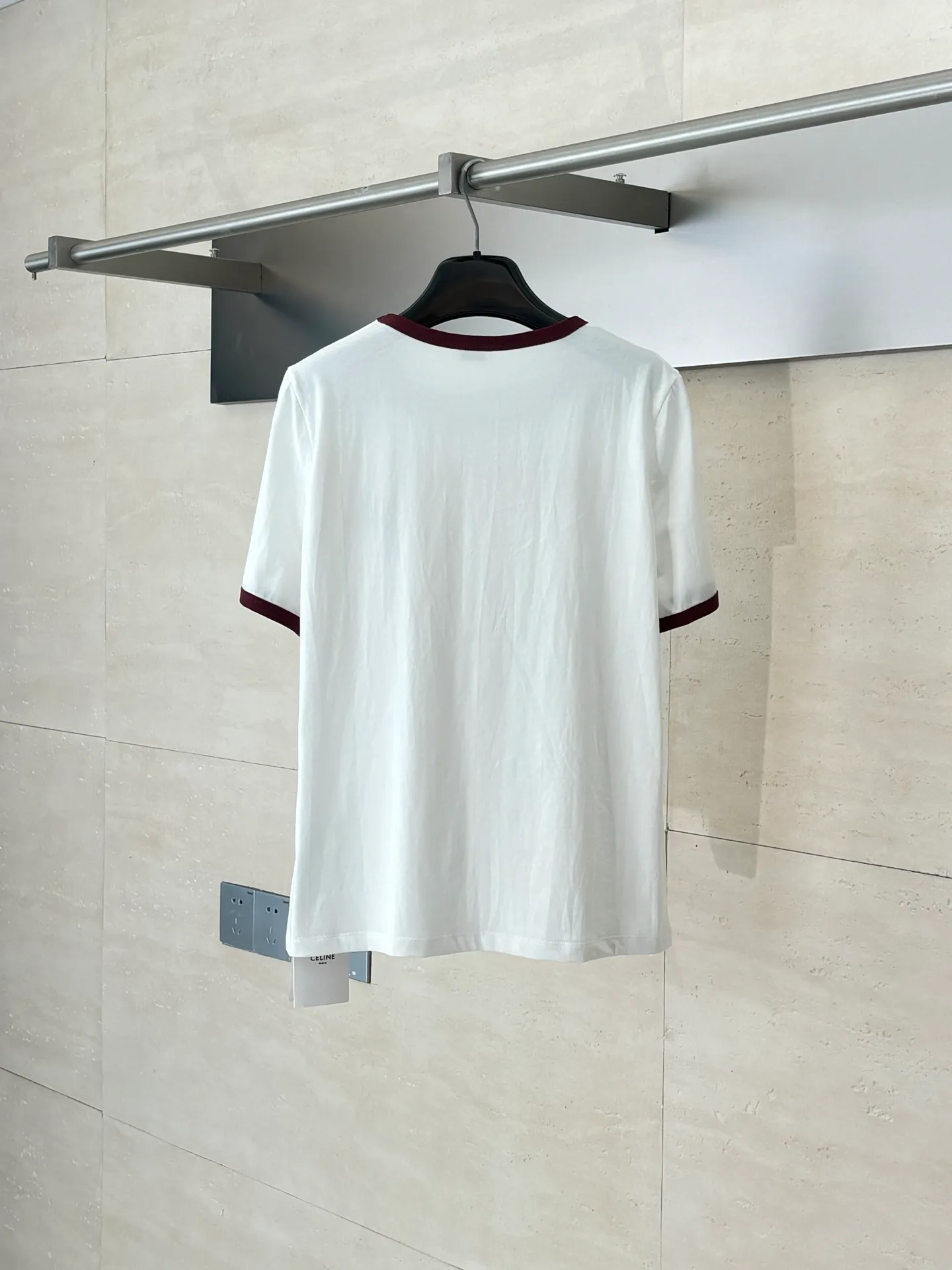 🅿️250 Celine*/Celine 25Ss new round neck embroidered short-sleeved T-shirt. Imported 100% cotton material, comfortable, breathable and full of texture. All-over plain base with contrasting edge design on the collar and cuffs. Iconic letter embroidery decoration on the chest highlights the brand tone, and the upper body is simple and elegant. Regular short-sleeved T-shirt tailoring to create a personalized style. It is stylish when worn alone. Size: S/M/L