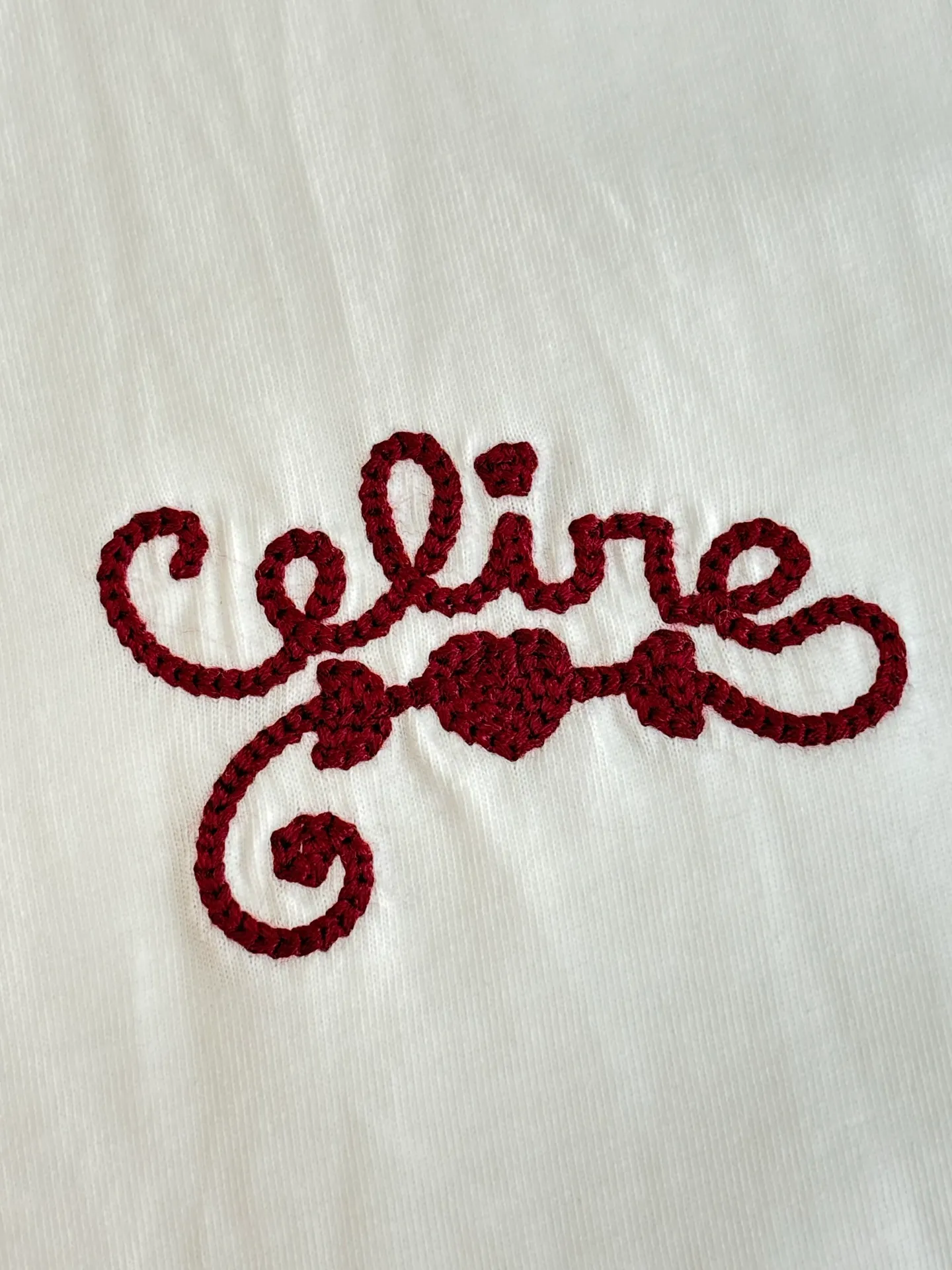 🅿️250 Celine*/Celine 25Ss new round neck embroidered short-sleeved T-shirt. Imported 100% cotton material, comfortable, breathable and full of texture. All-over plain base with contrasting edge design on the collar and cuffs. Iconic letter embroidery decoration on the chest highlights the brand tone, and the upper body is simple and elegant. Regular short-sleeved T-shirt tailoring to create a personalized style. It is stylish when worn alone. Size: S/M/L