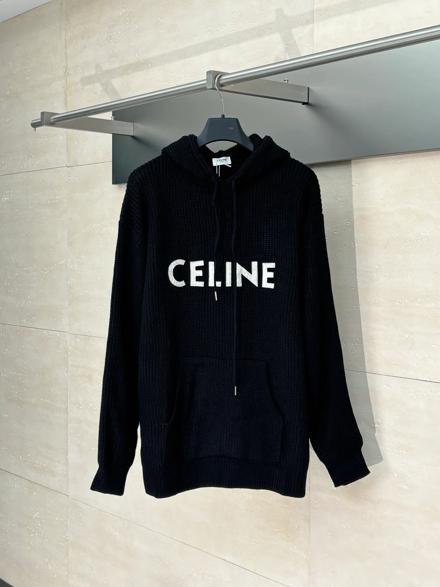 🅿️480 Celine*/Celine 25FW patch hooded sweater. The fabric is made of 75 wool 25 Angora rabbit fur that is closest to the original version. It is made of customized expanded blended wool. The upper body is comfortable and soft, and the weight is 700 grams. It is made of imported Stoll weaving with clear texture and 7-needle double ingot stitching method. The imported thickened felt cloth on the front chest is embroidered with letters using laser embroidery technology. High-energy laser beams are used for fine cutting and embroidery on the fabric. The letter material is made of wool superfiber positioning laser embroidery, which combines the strength of wool. Natural softness and durability of microfiber, the laser beam is used to precisely embroider at designated positions to achieve a highly precise embroidery effect. The letters have smooth lines and clear edges. The felt must be washed after embroidery to make it fluffy and more coordinated with the clothes. Thin felt is used for embroidery on the market and cannot be washed. Custom letter engraved white asphalt alloy tail clip, custom woven and dyed cotton texture round rope Size: S/M/L