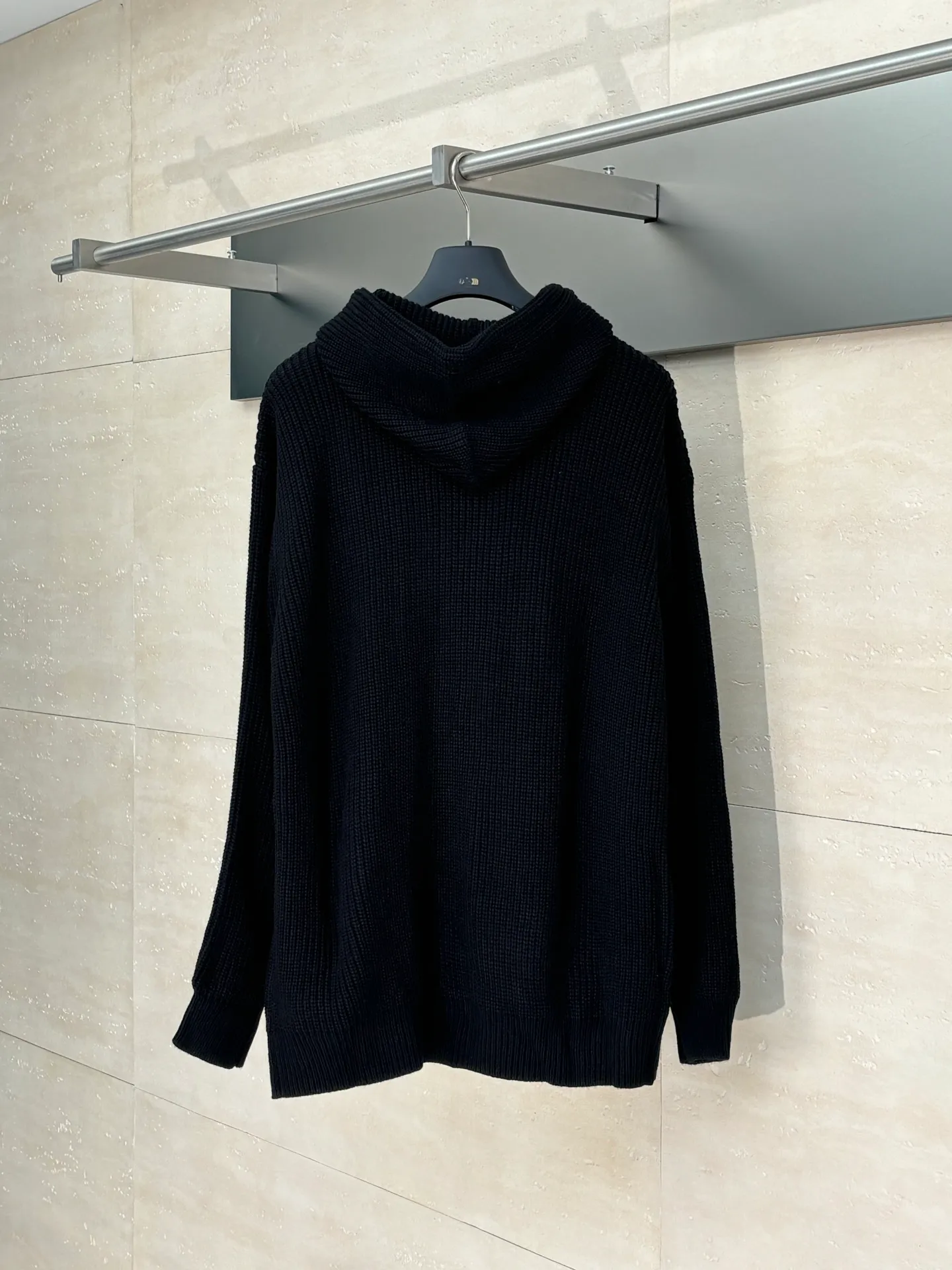 🅿️480 Celine*/Celine 25FW patch hooded sweater. The fabric is made of 75 wool 25 Angora rabbit fur that is closest to the original version. It is made of customized expanded blended wool. The upper body is comfortable and soft, and the weight is 700 grams. It is made of imported Stoll weaving with clear texture and 7-needle double ingot stitching method. The imported thickened felt cloth on the front chest is embroidered with letters using laser embroidery technology. High-energy laser beams are used for fine cutting and embroidery on the fabric. The letter material is made of wool superfiber positioning laser embroidery, which combines the strength of wool. Natural softness and durability of microfiber, the laser beam is used to precisely embroider at designated positions to achieve a highly precise embroidery effect. The letters have smooth lines and clear edges. The felt must be washed after embroidery to make it fluffy and more coordinated with the clothes. Thin felt is used for embroidery on the market and cannot be washed. Custom letter engraved white asphalt alloy tail clip, custom woven and dyed cotton texture round rope Size: S/M/L
