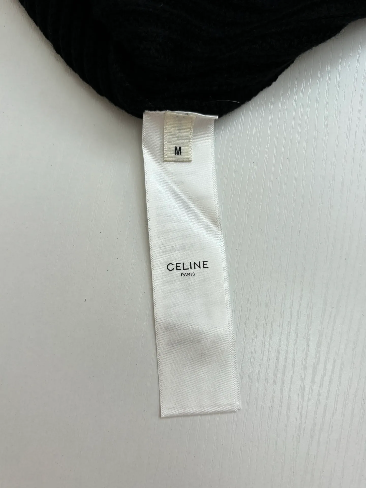 🅿️480 Celine*/Celine 25FW patch hooded sweater. The fabric is made of 75 wool 25 Angora rabbit fur that is closest to the original version. It is made of customized expanded blended wool. The upper body is comfortable and soft, and the weight is 700 grams. It is made of imported Stoll weaving with clear texture and 7-needle double ingot stitching method. The imported thickened felt cloth on the front chest is embroidered with letters using laser embroidery technology. High-energy laser beams are used for fine cutting and embroidery on the fabric. The letter material is made of wool superfiber positioning laser embroidery, which combines the strength of wool. Natural softness and durability of microfiber, the laser beam is used to precisely embroider at designated positions to achieve a highly precise embroidery effect. The letters have smooth lines and clear edges. The felt must be washed after embroidery to make it fluffy and more coordinated with the clothes. Thin felt is used for embroidery on the market and cannot be washed. Custom letter engraved white asphalt alloy tail clip, custom woven and dyed cotton texture round rope Size: S/M/L