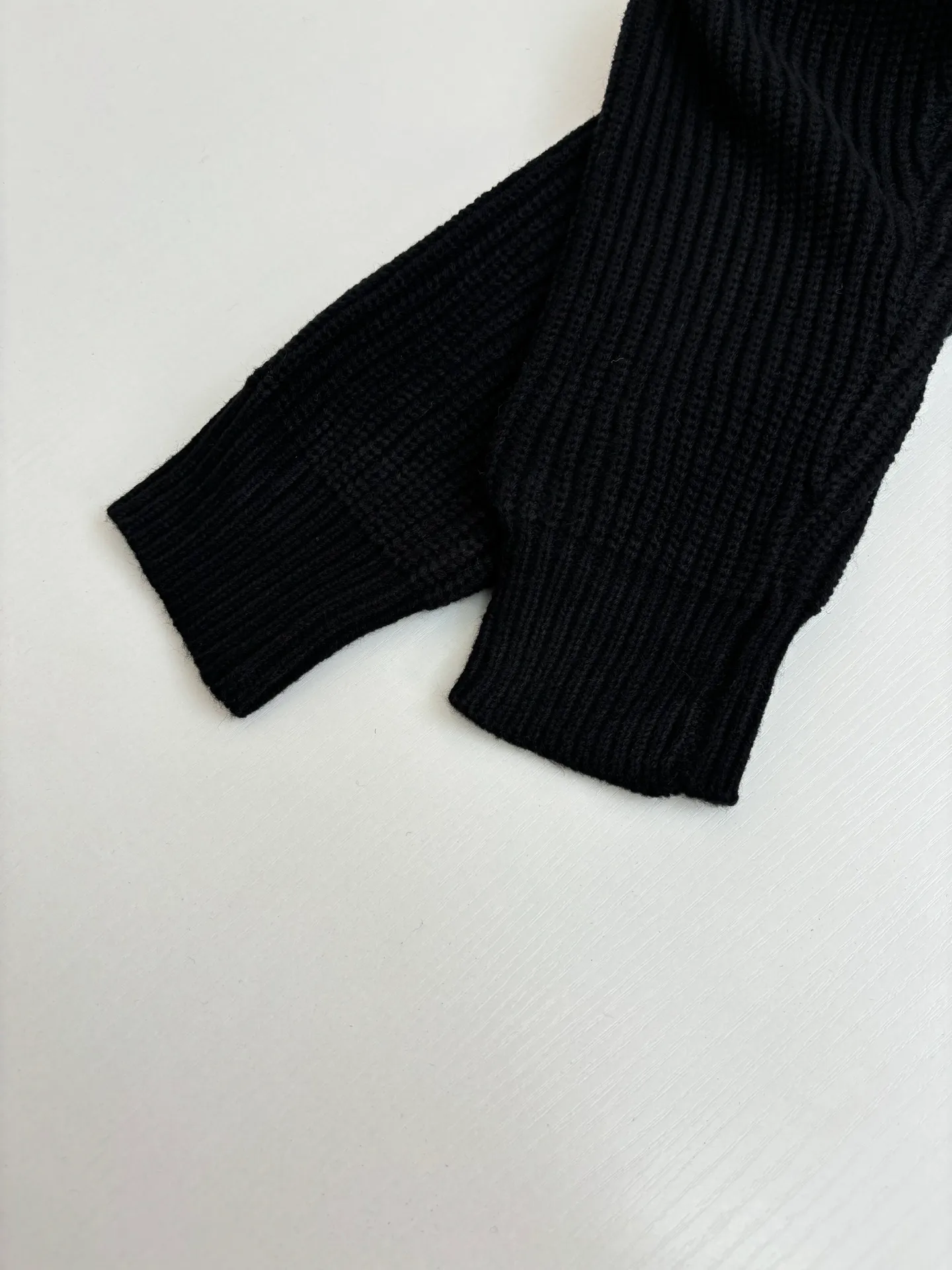 🅿️480 Celine*/Celine 25FW patch hooded sweater. The fabric is made of 75 wool 25 Angora rabbit fur that is closest to the original version. It is made of customized expanded blended wool. The upper body is comfortable and soft, and the weight is 700 grams. It is made of imported Stoll weaving with clear texture and 7-needle double ingot stitching method. The imported thickened felt cloth on the front chest is embroidered with letters using laser embroidery technology. High-energy laser beams are used for fine cutting and embroidery on the fabric. The letter material is made of wool superfiber positioning laser embroidery, which combines the strength of wool. Natural softness and durability of microfiber, the laser beam is used to precisely embroider at designated positions to achieve a highly precise embroidery effect. The letters have smooth lines and clear edges. The felt must be washed after embroidery to make it fluffy and more coordinated with the clothes. Thin felt is used for embroidery on the market and cannot be washed. Custom letter engraved white asphalt alloy tail clip, custom woven and dyed cotton texture round rope Size: S/M/L