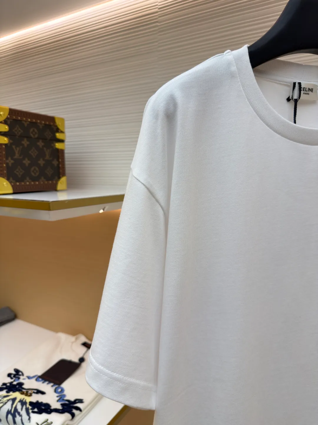 Celine Arc de Triomphe logo short sleeves ●Item number: 1682387-A00 ●Material: cotton fabric ●Technology: embroidery production ●Color: white ●Version: fitted version ●Weight: about 285 grams ●Size: XS-S-M-L ●Description: Made of 15-count special-spun compact cotton with a weight of 230g/㎡; 32-count high-weight (340g) 1x1 ribs are used for the neckline. Its high-count and high-weight characteristics ensure the excellent elastic recovery, thickness and deformation resistance of the collar. It is the key to ensuring that the neckline of the T-shirt does not deform after long-term wear. Specially woven compact cotton fabrics apply compact spinning technology in the spinning process, which effectively reduces yarn hairiness and makes the yarn smoother and stronger. This gives the fabric an unusually dense structure, a smooth and smooth surface, and excellent pilling resistance, while retaining the softness and breathability of pure cotton. The weight of 230g is medium to heavy, which ensures the T-shirt has good stiffness and drape, and is not easy to collapse and deform, laying a high-quality basic texture. The overall wiring is straight and delicate, the fabric is comfortable and soft, and the color is consistent without color difference. It can be matched with the same style to create a fashionable look and control various occasions. Customized accessories, complete with three standards, same style for men and women!