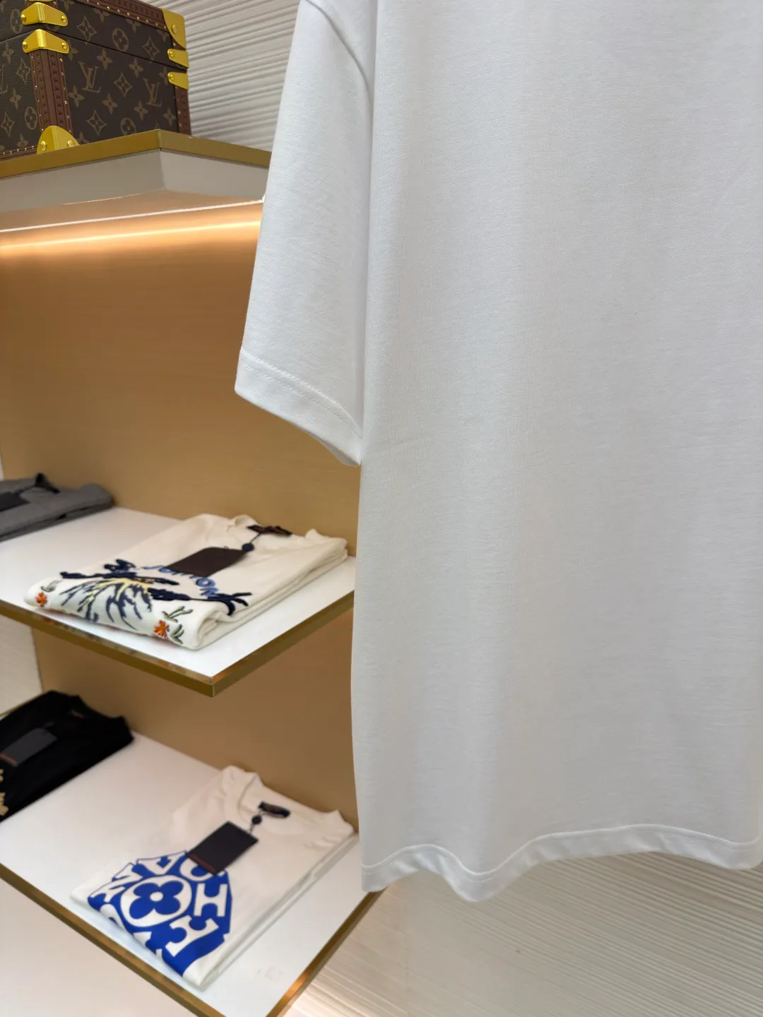 Celine Arc de Triomphe logo short sleeves ●Item number: 1682387-A00 ●Material: cotton fabric ●Technology: embroidery production ●Color: white ●Version: fitted version ●Weight: about 285 grams ●Size: XS-S-M-L ●Description: Made of 15-count special-spun compact cotton with a weight of 230g/㎡; 32-count high-weight (340g) 1x1 ribs are used for the neckline. Its high-count and high-weight characteristics ensure the excellent elastic recovery, thickness and deformation resistance of the collar. It is the key to ensuring that the neckline of the T-shirt does not deform after long-term wear. Specially woven compact cotton fabrics apply compact spinning technology in the spinning process, which effectively reduces yarn hairiness and makes the yarn smoother and stronger. This gives the fabric an unusually dense structure, a smooth and smooth surface, and excellent pilling resistance, while retaining the softness and breathability of pure cotton. The weight of 230g is medium to heavy, which ensures the T-shirt has good stiffness and drape, and is not easy to collapse and deform, laying a high-quality basic texture. The overall wiring is straight and delicate, the fabric is comfortable and soft, and the color is consistent without color difference. It can be matched with the same style to create a fashionable look and control various occasions. Customized accessories, complete with three standards, same style for men and women!