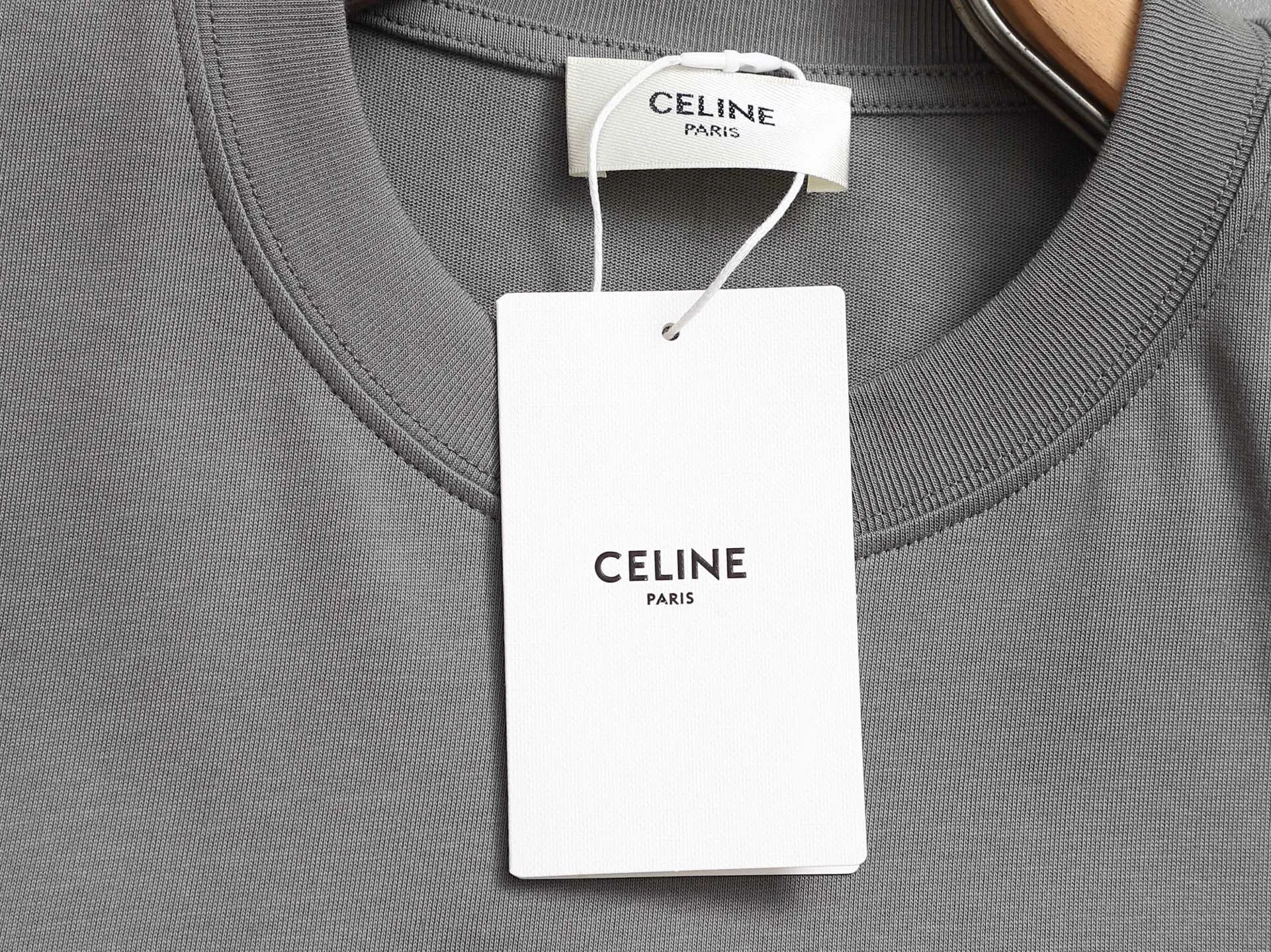 🅿️170 [Boutique] CELINE 3D three-dimensional embossed short-sleeved fabric: specifications are made of solid 280g 100% cotton, Lamborghini in knitting, custom-woven and dyed! It is a highly sensitive special color. Our requirement for the fabric is to use imported dyes under UV light and D65 light. It took half a month to adjust the color. The color thickness cannot be achieved by ordinary dyes. The cost of the fabric is twice that of ordinary color fabrics. The cost is extremely expensive!                  Printing: Using imported glue, no burrs, the printing texture is clearly visible, the printing details can be seen in the picture, the thickness and texture are completely restored, the wiring workmanship is produced with high requirements, and it is impeccable! Packaging: 12C thickened packaging bag, supporting thickened glossy paper and anti-counterfeiting buckle.                          Size: XS S M L