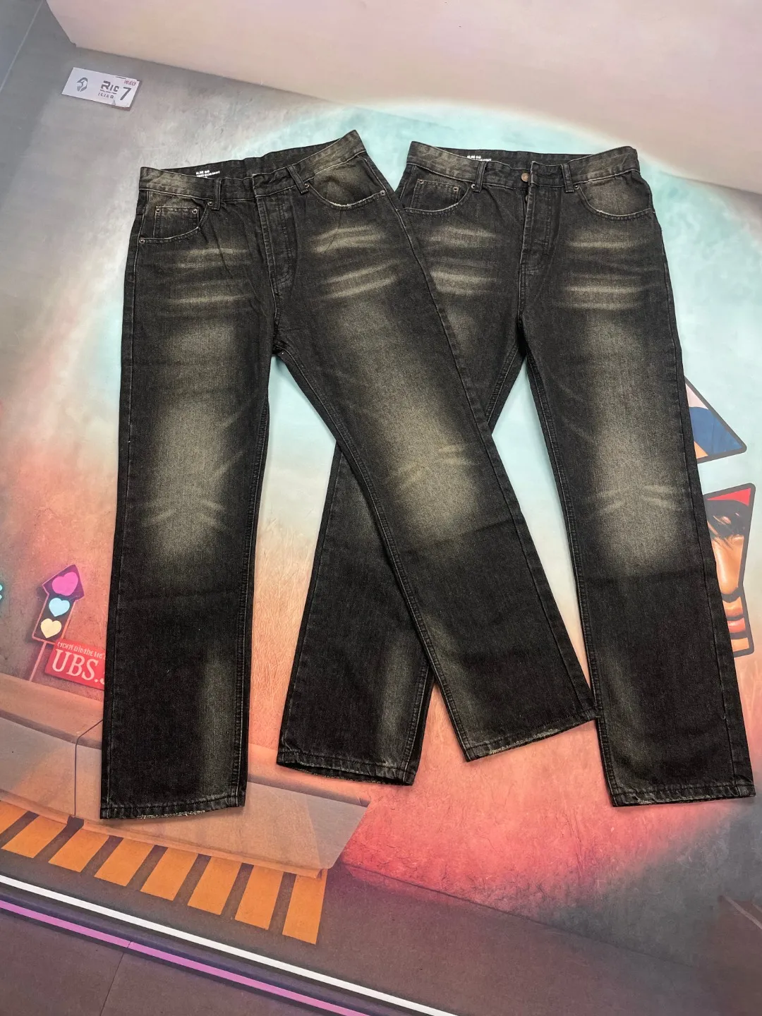 🅿️250 🔘Style No.-CL113 🔘Céline𝐂𝐄𝐋𝐈𝐍𝐄 Wesley Classic Washed Black Cow King Jeans* Celine is a brand that has always been famous for its high-end fashion, and these jeans are one of the best. It is made of custom-woven 13.5 denim twill fabric, which has a great texture. The production process is very particular. First, natural wrinkles are rubbed out by hand in specific areas, and then special tools are used to draw the texture. Then, the full-length Maliu scanning spraying technology is applied. After a series of complex processes such as washing, deslurrying, stone grinding, and bleaching, the color fades naturally in parts and looks uniform and beautiful. Spraying dye is also a technical job, using a high-pressure pump to ensure the same color tone as the original. The broken edge hanging technology is used at the holes to create natural broken edges through physical wear. Finally, high-temperature steam is combined with sandpaper to remove fiber hairiness and color difference, and the unique effect is born! The fitted version can be worn by both men and women, so whoever wears it will look good! The matching suggestions are as follows: Casual daily style: Pair the upper body with a simple white cotton T-shirt, a loose denim jacket, and white shoes. Overall casual and comfortable, suitable for daily outings and shopping. Fashionable commuting style: wear a simple chiffon shirt tucked into jeans, a pair of black low-heeled leather shoes, and a khaki windbreaker. It not only shows a capable temperament, but also has a sense of fashion, which is perfect for commuting to work. Street fashion style: Wear a short crop top, a pair of thick-soled dad shoes, a baseball cap, and personalized necklaces, bracelets and other accessories. Walking on the street, you instantly become the focus of fashion.  Size: S M L XL (28.30.32.34) Color: Black