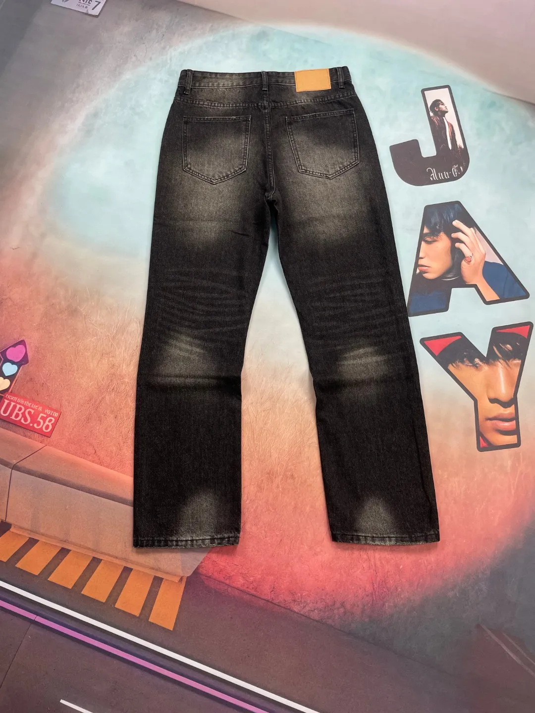🅿️250 🔘Style No.-CL113 🔘Céline𝐂𝐄𝐋𝐈𝐍𝐄 Wesley Classic Washed Black Cow King Jeans* Celine is a brand that has always been famous for its high-end fashion, and these jeans are one of the best. It is made of custom-woven 13.5 denim twill fabric, which has a great texture. The production process is very particular. First, natural wrinkles are rubbed out by hand in specific areas, and then special tools are used to draw the texture. Then, the full-length Maliu scanning spraying technology is applied. After a series of complex processes such as washing, deslurrying, stone grinding, and bleaching, the color fades naturally in parts and looks uniform and beautiful. Spraying dye is also a technical job, using a high-pressure pump to ensure the same color tone as the original. The broken edge hanging technology is used at the holes to create natural broken edges through physical wear. Finally, high-temperature steam is combined with sandpaper to remove fiber hairiness and color difference, and the unique effect is born! The fitted version can be worn by both men and women, so whoever wears it will look good! The matching suggestions are as follows: Casual daily style: Pair the upper body with a simple white cotton T-shirt, a loose denim jacket, and white shoes. Overall casual and comfortable, suitable for daily outings and shopping. Fashionable commuting style: wear a simple chiffon shirt tucked into jeans, a pair of black low-heeled leather shoes, and a khaki windbreaker. It not only shows a capable temperament, but also has a sense of fashion, which is perfect for commuting to work. Street fashion style: Wear a short crop top, a pair of thick-soled dad shoes, a baseball cap, and personalized necklaces, bracelets and other accessories. Walking on the street, you instantly become the focus of fashion.  Size: S M L XL (28.30.32.34) Color: Black