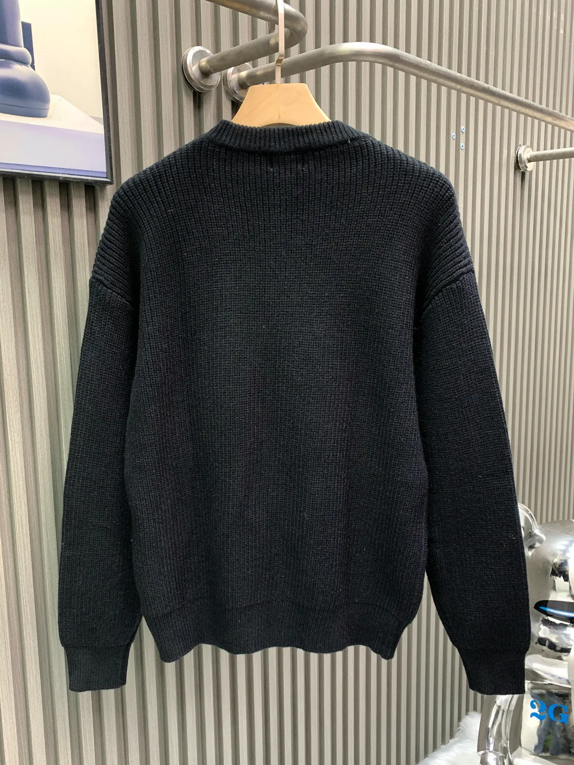 🅿️400 🀄️ Celine CELIN* 2025021 latest early spring series Triumph knitted long-sleeved sweater, chest logo embroidery process, custom YB wool yarn weaving, high-end texture, comfortable and soft, round neck long-sleeved sweater tailoring, classic short version, age-reducing girlish style, positioning Arc de Triomphe hookwork, versatile, handsome and fashionable upper body, white and beautiful must-have high-end item, the version is not picky and makes the upper body look slim. Highly recommended for self-retention