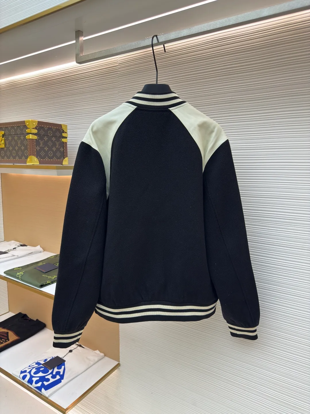 Celine lambskin spliced baseball jersey ●Authentic product: Purchased and developed by 13306 ●Item No.: 1680576-E45 ●Fabric: Wool blended fabric ●Technology: Positioning cutting machine ●Version: Fitted version ●Weight: about 1150 grams ●Size: 44-46-48-50 ●Description: Shoulder patchwork leather baseball uniform jacket The fabric is made of wool nylon blended material. The whole piece uses wool thread to support inspection The shoulder position is made of leather splicing technology. The leather is soft and has clear texture. The cupro ammonia fiber lining is close-fitting and comfortable to the skin. The buttons and letters are studded downwards. The overall wiring is straight and delicate, the fabric is comfortable and soft, and the color is consistent without color difference. It can be matched with the same style to create a fashionable look and control various occasions. Customized accessories, complete with three standards, same style for men and women!