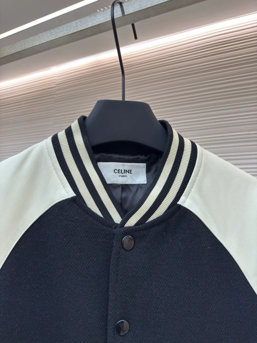 Celine lambskin spliced baseball jersey ●Authentic product: Purchased and developed by 13306 ●Item No.: 1680576-E45 ●Fabric: Wool blended fabric ●Technology: Positioning cutting machine ●Version: Fitted version ●Weight: about 1150 grams ●Size: 44-46-48-50 ●Description: Shoulder patchwork leather baseball uniform jacket The fabric is made of wool nylon blended material. The whole piece uses wool thread to support inspection The shoulder position is made of leather splicing technology. The leather is soft and has clear texture. The cupro ammonia fiber lining is close-fitting and comfortable to the skin. The buttons and letters are studded downwards. The overall wiring is straight and delicate, the fabric is comfortable and soft, and the color is consistent without color difference. It can be matched with the same style to create a fashionable look and control various occasions. Customized accessories, complete with three standards, same style for men and women!