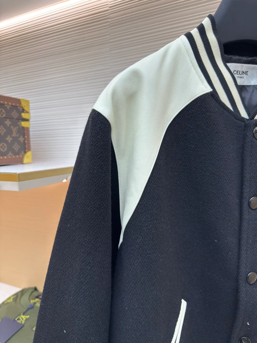 Celine lambskin spliced baseball jersey ●Authentic product: Purchased and developed by 13306 ●Item No.: 1680576-E45 ●Fabric: Wool blended fabric ●Technology: Positioning cutting machine ●Version: Fitted version ●Weight: about 1150 grams ●Size: 44-46-48-50 ●Description: Shoulder patchwork leather baseball uniform jacket The fabric is made of wool nylon blended material. The whole piece uses wool thread to support inspection The shoulder position is made of leather splicing technology. The leather is soft and has clear texture. The cupro ammonia fiber lining is close-fitting and comfortable to the skin. The buttons and letters are studded downwards. The overall wiring is straight and delicate, the fabric is comfortable and soft, and the color is consistent without color difference. It can be matched with the same style to create a fashionable look and control various occasions. Customized accessories, complete with three standards, same style for men and women!