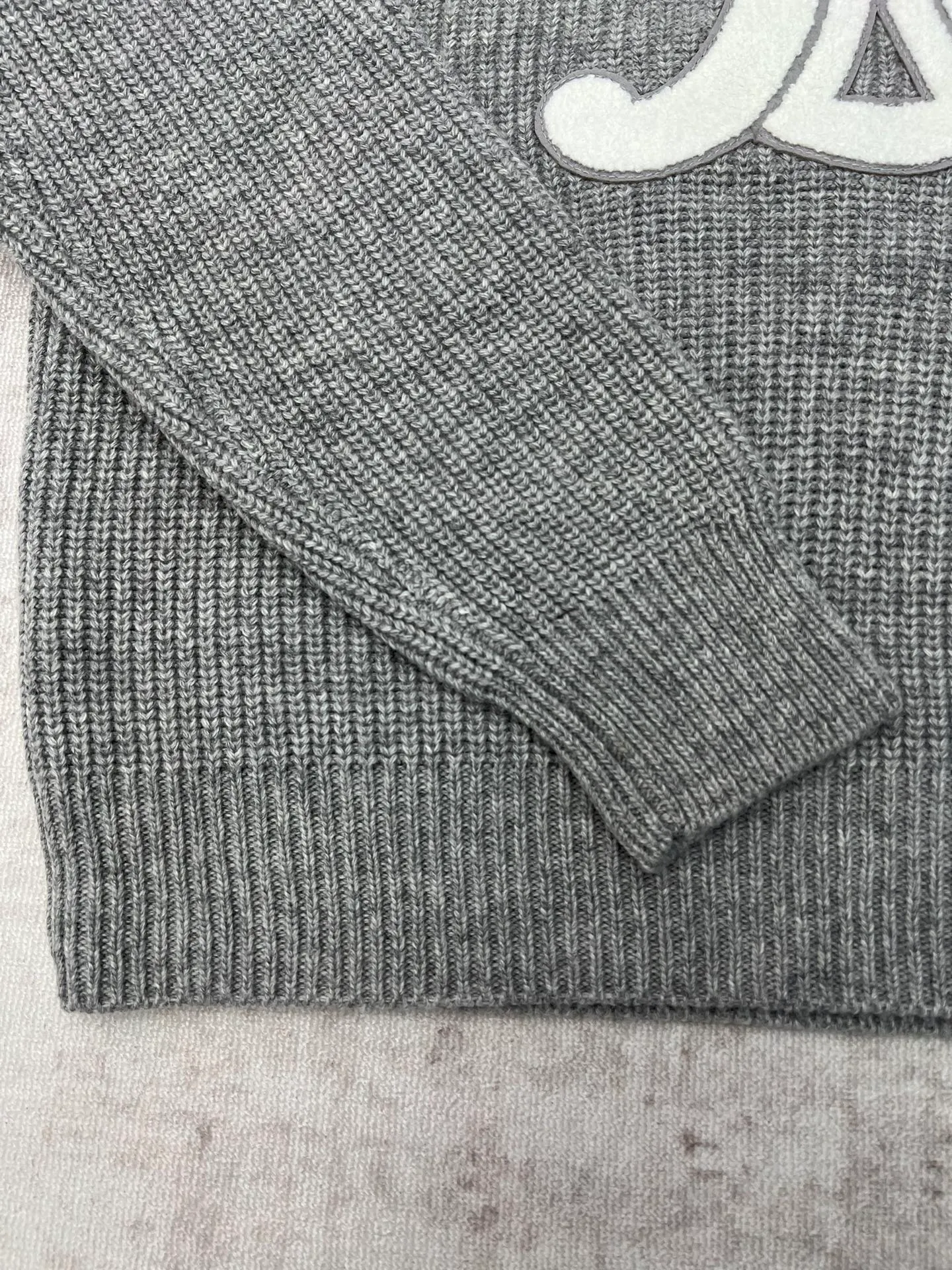 🅿️550 Celine 25ss new round neck pullover 100% wool TRIOMPHE patch loose fit round neck long sleeves dropped shoulders with ribbed trim Size: S.M.L.