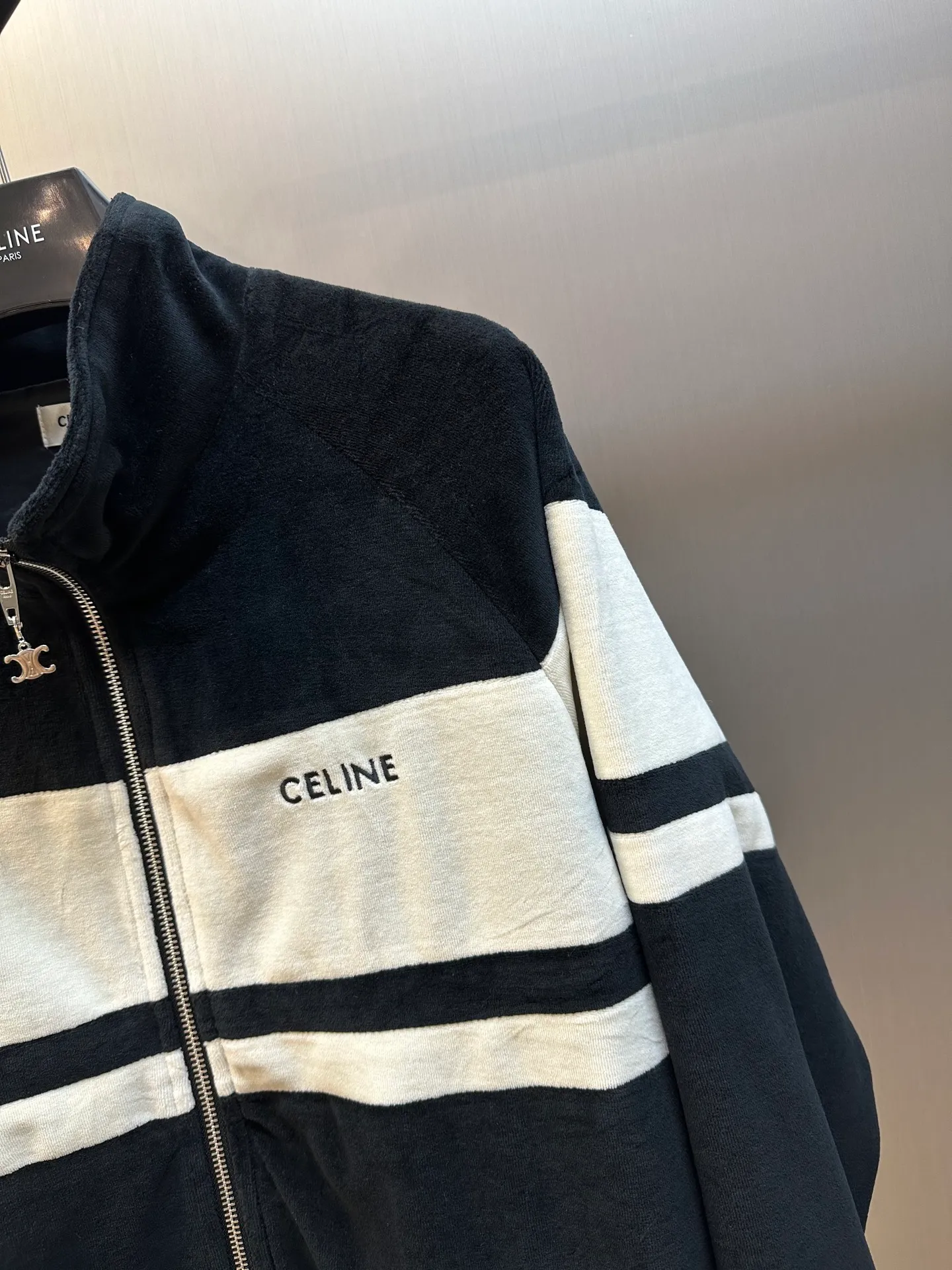 🅿️580 Celine embroidered velvet jacket. Customized cotton, polyester and jacquard velvet fabric, with black and beige colliding, interweaving endless elegance and charm. Exquisite Celine letter embroidery is embellished on the chest, conveying Celine's consistent elegance and grandeur in a simple and powerful way.  Using imported machine embroidery technology, advanced computer control systems and precision mechanical components, Celine letter embroidery operations are realized.  Ergonomic three-dimensional tailoring returns to traditional craftsmanship, through segmentation, folding, shrinking and stretching techniques. The so-called slow work results in meticulous work, which is a respect for the material.  size：s m l xl