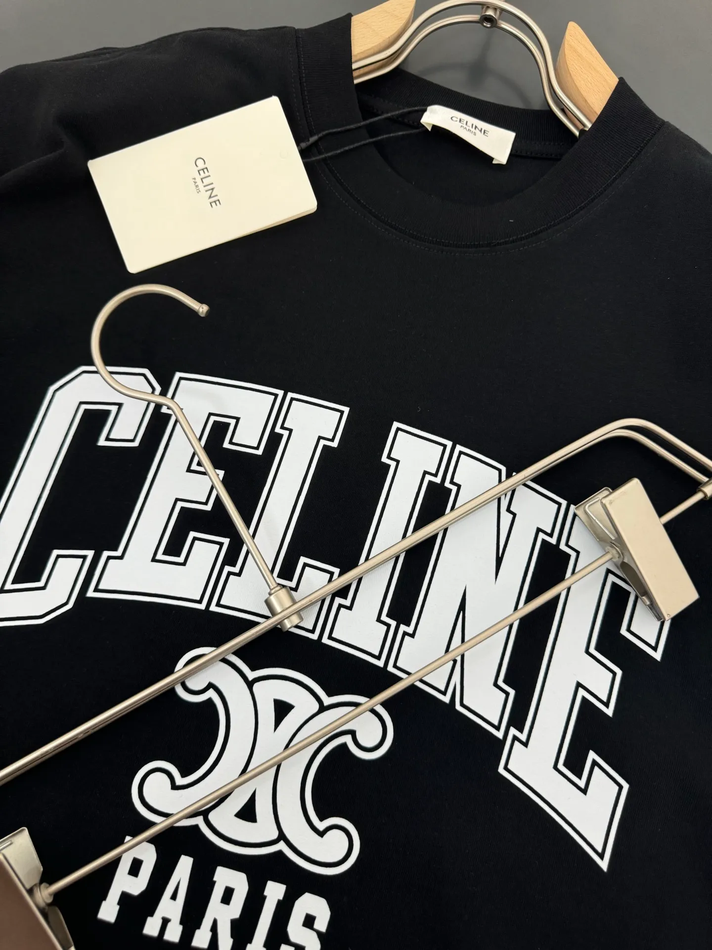 🅿️200 CELINE* Celine* 320g heavyweight pure cotton T-shirt with loose fit and three-dimensional printed logo design. Spring and summer new round neck fashionable short-sleeved T-shirt. Comfortable against the skin, durable and easy to wear. Meticulous original craftsmanship, a must-have for casual and versatile colors. Color: white, black, rose. Size: S M L XL XXL
