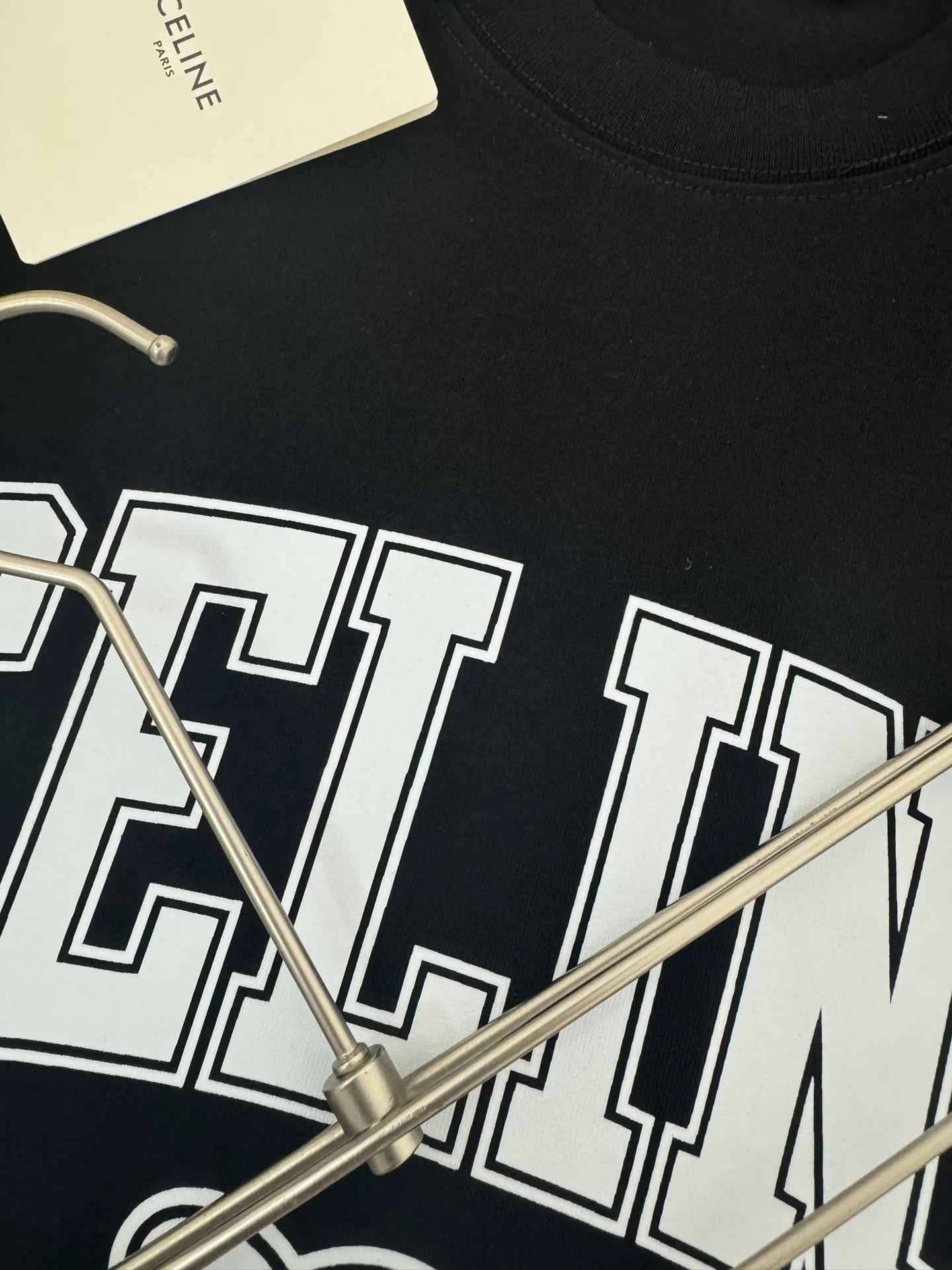 🅿️200 CELINE* Celine* 320g heavyweight pure cotton T-shirt with loose fit and three-dimensional printed logo design. Spring and summer new round neck fashionable short-sleeved T-shirt. Comfortable against the skin, durable and easy to wear. Meticulous original craftsmanship, a must-have for casual and versatile colors. Color: white, black, rose. Size: S M L XL XXL