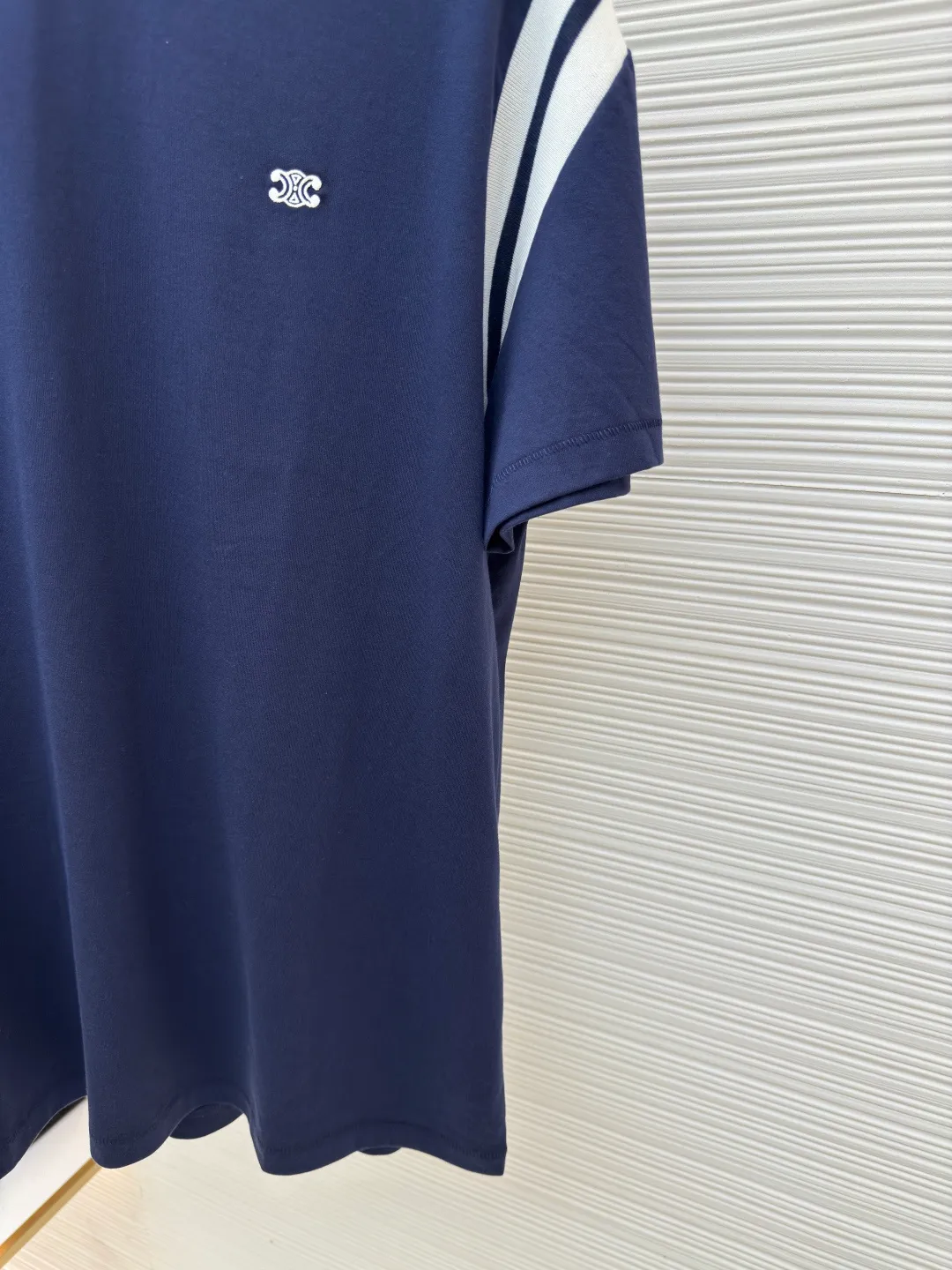 Celine contrasting sleeve embroidered T-shirt ●Authentic product: Purchased and developed for 5900 ●Item number: 1680167-A00 ●Fabric: polyester pique plain fabric ●Technology: knitting ●Version: fitted version ●Weight: about 210 grams ●Size: XS-S-M-L ●Description: Made of double-sided polyester pique plain weave fabric, matching 21s single yarn combed cotton plain weave fabric, the front panel is embroidered with Tajima embroidery machine imported from Japan, nylon material matt embroidery thread flat embroidery, matching horizontal machine weaving intercolor spiral Pattern, 21s combed cotton color yarn 2*2 draw knitting method, aluminum alloy eyelets with letters on the waist, 6-strand braided cotton rope with a special machine to make a clip hanging clock, the overall routing is straight and delicate, the fabric is comfortable and soft, the color is consistent and there is no color difference It can be matched with the same style to create a fashionable look, and can be used in various occasions. Customized accessories, complete with three standards, same style for men and women!