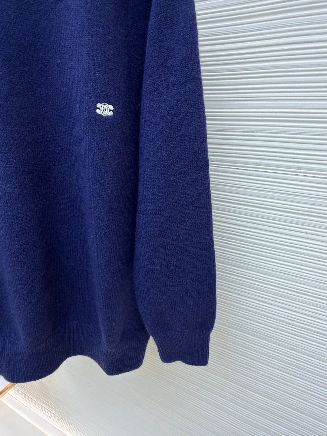 Celine Arc de Triomphe embroidered logo sweater ●Original version: Purchased and developed for 9900 ●Item number: 1681299-A45 ●Fabric: wool blended fabric ●Technology: 3D embroidery production ●Color: royal blue ●Version: fitted version ●Weight: about 720 grams ●Size: S-M-L-XL ●Description: Made of 35% wool, 15% cashmere, 50% cotton yarn. This fabric is soft and has a three-dimensional shape that won't change shape after being worn for a long time. The embroidery uses 3D three-dimensional embroidery, and the chest is embellished with the Arc de Triomphe embroidered logo. This style is machine-knitted with 7 needles, and the high-density thick stitching ensures warmth. Later process: washing and color fixation - fixed version - wool impurities. The overall wiring is straight and delicate, the fabric is comfortable and soft, and the color is consistent without color difference. It can be matched with the same style to create a fashionable look and control various occasions. Customized accessories, complete with three standards, same style for men and women!