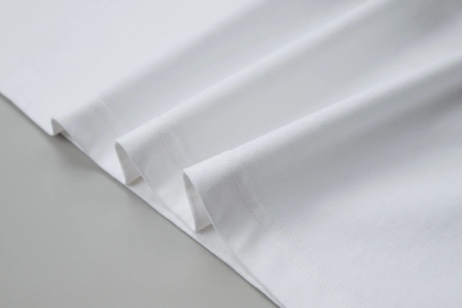 🅿️280 ✨CEL✨🆕25SS spring and summer new style Distressed printed short sleeves Light luxury Essential item for daily commuting for men and women Correct version Welcome to compare Detailed features · 280g 100% pure cotton double yarn jersey fabric · Custom dyed in the same cylinder, special thickened 32 count double-strand 1X1 thread · Crushed diamond pressed glue. Ready-made garments are dyed. Then do the faded fried snowflake process and then wash it to make it look old. Common washing improves the effect · Double-needle stitching and cross-stitch process · Original main mark washed tag brand moisture-proof paper packaging Color: black/white Size: S/M/L/XL