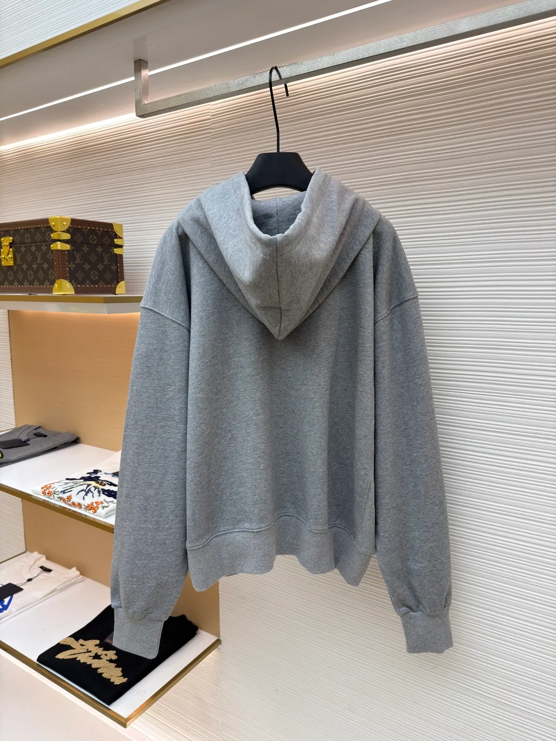 Celine flocked hooded sweatshirt ●Original version: Purchased and developed for 9300 ●Item number: 1681357-A70 ●Fabric: heather gray moiré cotton sweatshirt ●Technology: electrostatic flocking ●Color: gray ●Version: fitted version ●Weight: about 955g ●Size: S-M-L-XL ●Description: Custom-dyed heather gray moiré cotton sweatshirt with fine texture, comfortable and skin-friendly, mainly heather gray Low-key and full of connotation, CELINE PARIS emerges three-dimensionally through flocking technology. The flocking is as delicate as velvet. It uses the dropped shoulder micro-profile as the skeleton. It is precisely stuck at the golden point of laziness and procrastination. Every step has a dynamic beauty, making tailoring a space art. Defining elegance with design, using electrostatic flocking technology. The innovative process of surface decoration using charge characteristics makes the fluff negatively charged, and the fluff will be attracted by the different potentials of the plant. It accelerates and flies up to the surface of the object in a vertical shape. It is first washed, flocked and then washed. Through the combination of multiple washing and flocking processes, the textiles can obtain a delicate touch and unique appearance while ensuring that the flocking is firm and the lint will not fall off when washed by hand. The overall wiring is straight and delicate, the fabric is comfortable and soft, and the color is consistent without color difference. It can be matched with the same style to create a fashionable look and control various occasions. Customized accessories, complete with three standards, same style for men and women!