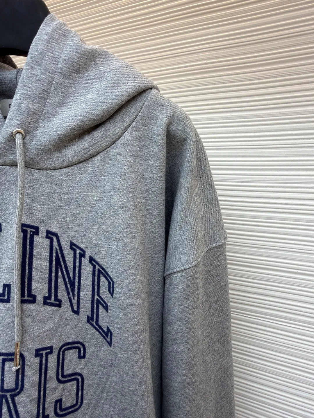Celine flocked hooded sweatshirt ●Original version: Purchased and developed for 9300 ●Item number: 1681357-A70 ●Fabric: heather gray moiré cotton sweatshirt ●Technology: electrostatic flocking ●Color: gray ●Version: fitted version ●Weight: about 955g ●Size: S-M-L-XL ●Description: Custom-dyed heather gray moiré cotton sweatshirt with fine texture, comfortable and skin-friendly, mainly heather gray Low-key and full of connotation, CELINE PARIS emerges three-dimensionally through flocking technology. The flocking is as delicate as velvet. It uses the dropped shoulder micro-profile as the skeleton. It is precisely stuck at the golden point of laziness and procrastination. Every step has a dynamic beauty, making tailoring a space art. Defining elegance with design, using electrostatic flocking technology. The innovative process of surface decoration using charge characteristics makes the fluff negatively charged, and the fluff will be attracted by the different potentials of the plant. It accelerates and flies up to the surface of the object in a vertical shape. It is first washed, flocked and then washed. Through the combination of multiple washing and flocking processes, the textiles can obtain a delicate touch and unique appearance while ensuring that the flocking is firm and the lint will not fall off when washed by hand. The overall wiring is straight and delicate, the fabric is comfortable and soft, and the color is consistent without color difference. It can be matched with the same style to create a fashionable look and control various occasions. Customized accessories, complete with three standards, same style for men and women!