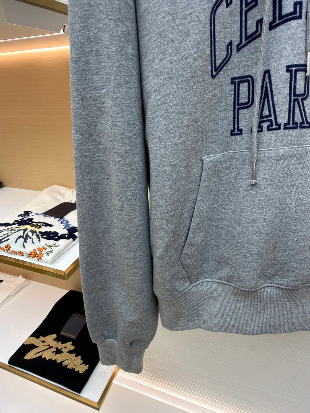 Celine flocked hooded sweatshirt ●Original version: Purchased and developed for 9300 ●Item number: 1681357-A70 ●Fabric: heather gray moiré cotton sweatshirt ●Technology: electrostatic flocking ●Color: gray ●Version: fitted version ●Weight: about 955g ●Size: S-M-L-XL ●Description: Custom-dyed heather gray moiré cotton sweatshirt with fine texture, comfortable and skin-friendly, mainly heather gray Low-key and full of connotation, CELINE PARIS emerges three-dimensionally through flocking technology. The flocking is as delicate as velvet. It uses the dropped shoulder micro-profile as the skeleton. It is precisely stuck at the golden point of laziness and procrastination. Every step has a dynamic beauty, making tailoring a space art. Defining elegance with design, using electrostatic flocking technology. The innovative process of surface decoration using charge characteristics makes the fluff negatively charged, and the fluff will be attracted by the different potentials of the plant. It accelerates and flies up to the surface of the object in a vertical shape. It is first washed, flocked and then washed. Through the combination of multiple washing and flocking processes, the textiles can obtain a delicate touch and unique appearance while ensuring that the flocking is firm and the lint will not fall off when washed by hand. The overall wiring is straight and delicate, the fabric is comfortable and soft, and the color is consistent without color difference. It can be matched with the same style to create a fashionable look and control various occasions. Customized accessories, complete with three standards, same style for men and women!