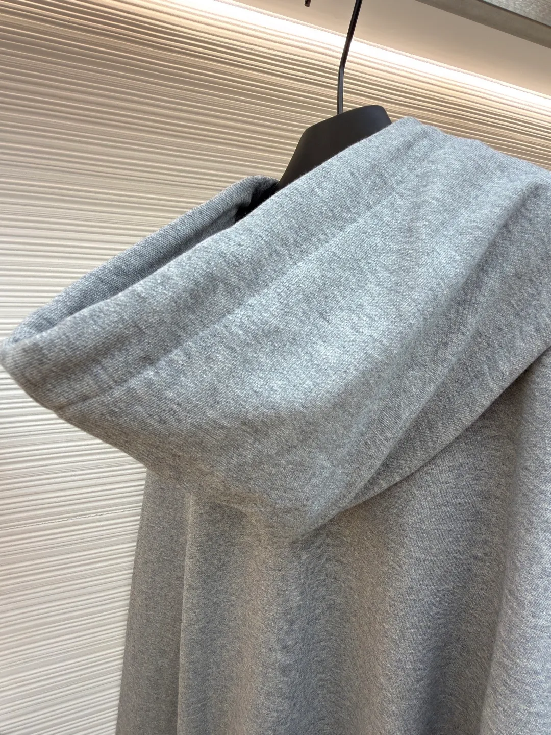 Celine flocked hooded sweatshirt ●Original version: Purchased and developed for 9300 ●Item number: 1681357-A70 ●Fabric: heather gray moiré cotton sweatshirt ●Technology: electrostatic flocking ●Color: gray ●Version: fitted version ●Weight: about 955g ●Size: S-M-L-XL ●Description: Custom-dyed heather gray moiré cotton sweatshirt with fine texture, comfortable and skin-friendly, mainly heather gray Low-key and full of connotation, CELINE PARIS emerges three-dimensionally through flocking technology. The flocking is as delicate as velvet. It uses the dropped shoulder micro-profile as the skeleton. It is precisely stuck at the golden point of laziness and procrastination. Every step has a dynamic beauty, making tailoring a space art. Defining elegance with design, using electrostatic flocking technology. The innovative process of surface decoration using charge characteristics makes the fluff negatively charged, and the fluff will be attracted by the different potentials of the plant. It accelerates and flies up to the surface of the object in a vertical shape. It is first washed, flocked and then washed. Through the combination of multiple washing and flocking processes, the textiles can obtain a delicate touch and unique appearance while ensuring that the flocking is firm and the lint will not fall off when washed by hand. The overall wiring is straight and delicate, the fabric is comfortable and soft, and the color is consistent without color difference. It can be matched with the same style to create a fashionable look and control various occasions. Customized accessories, complete with three standards, same style for men and women!