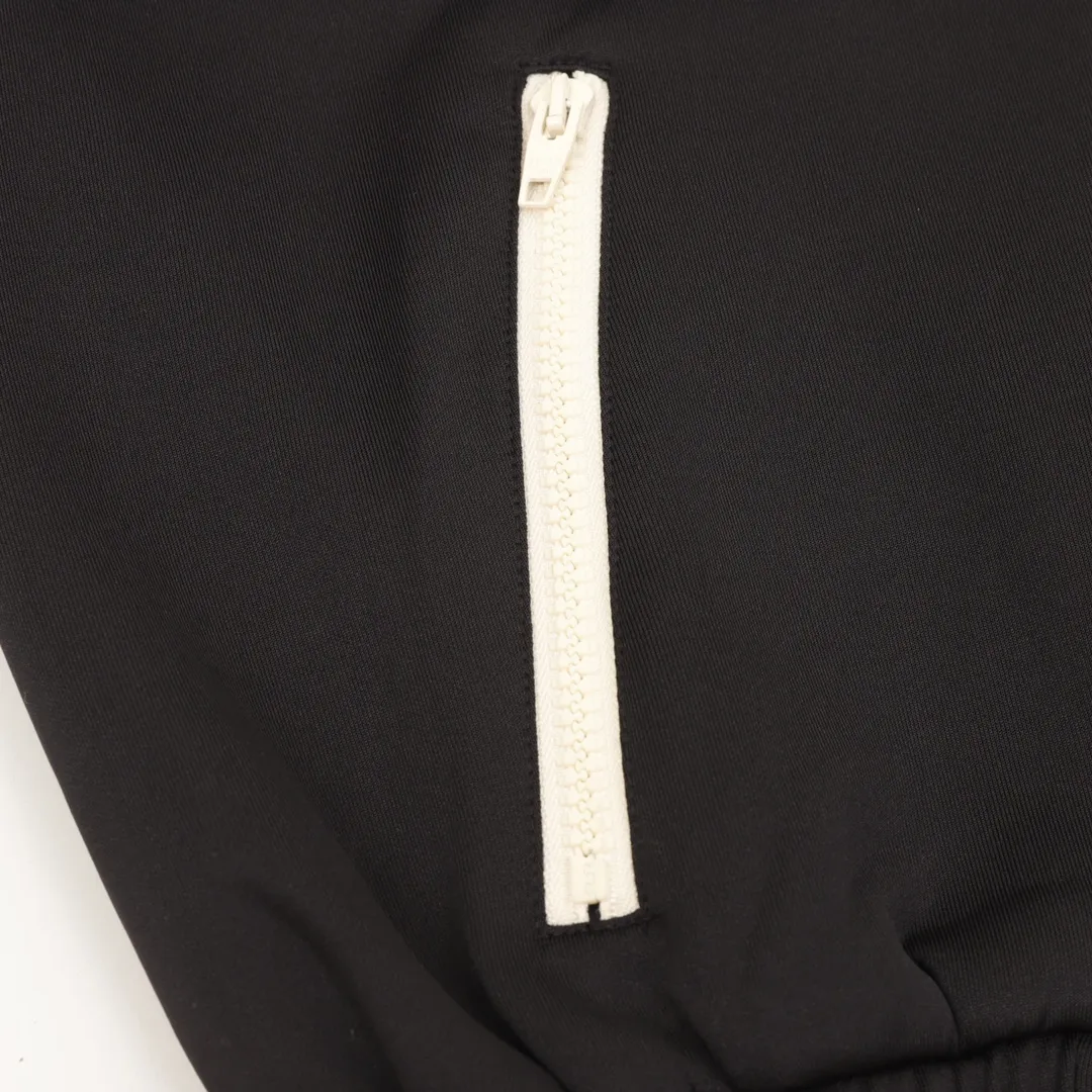 🅿️540 Celine/Celine 23Fw classic small label webbing suit jacket. Purchased as original, perfectly restored. Custom-woven and dyed fabrics have a very high scrap rate and take a long time to make clothes. For Wang Yibo's upper body, the fabric is the same as the original version, the pattern is the same as the original version, and the imported pigments have a very high degree of restoration. Different from market versions, truly high-end products Size:XS-L
