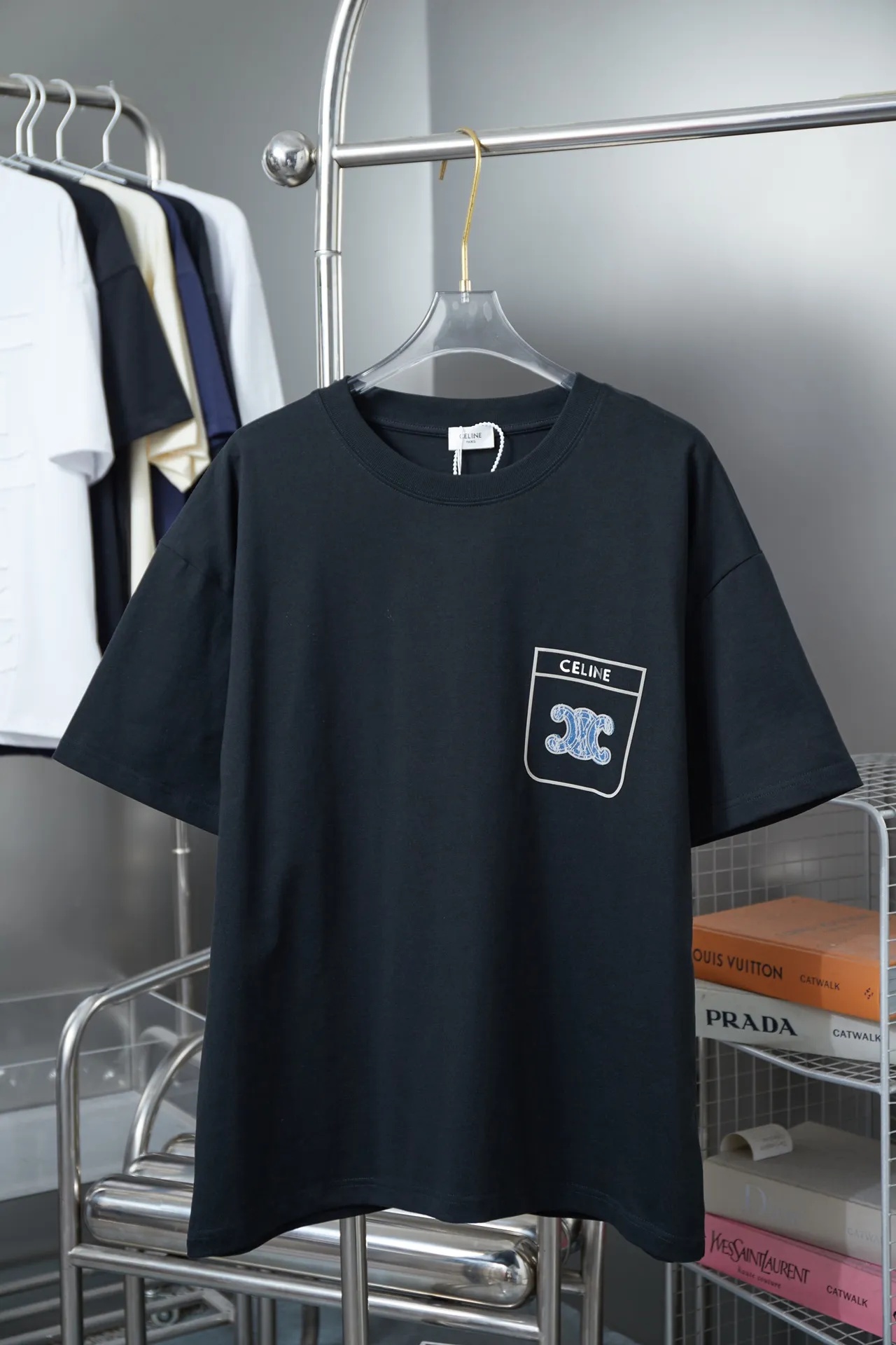 🅿️190 CELIN* 25SS early spring new style Denim letter printed short sleeves Light luxury essential item for daily commuting for men and women Correct version Welcome to compare Detailed features · 320g 100% pure cotton double yarn jersey fabric · Custom dyed in the same cylinder, special thickened 32 count double-strand 1X1 thread · Denim cutting process letter logo printing ➕ thick version small letter logo · Double-needle sewing and cross-seam technology · Original main mark, washed tag, branded moisture-proof paper packaging Color: black/white/pink/blue Size: S/M/L/XL
