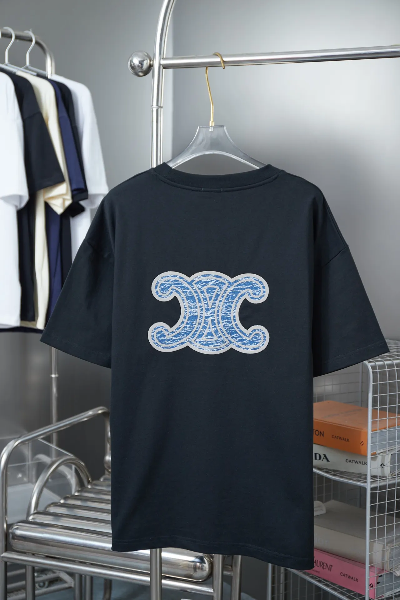 🅿️190 CELIN* 25SS early spring new style Denim letter printed short sleeves Light luxury essential item for daily commuting for men and women Correct version Welcome to compare Detailed features · 320g 100% pure cotton double yarn jersey fabric · Custom dyed in the same cylinder, special thickened 32 count double-strand 1X1 thread · Denim cutting process letter logo printing ➕ thick version small letter logo · Double-needle sewing and cross-seam technology · Original main mark, washed tag, branded moisture-proof paper packaging Color: black/white/pink/blue Size: S/M/L/XL