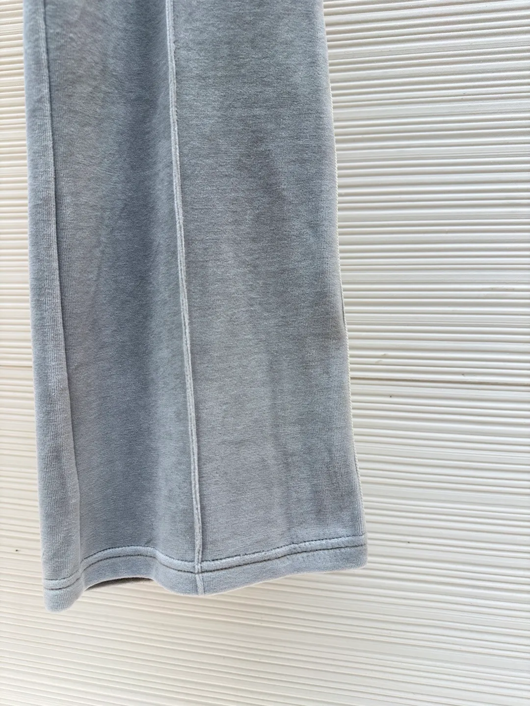 Celine Arc de Triomphe embroidered trousers ●Original version: 10500 purchase and development ●Item number: 1681629-A75 ●Fabric: Yunrou twin velvet matte sateen fabric ●Technology: embroidery production ●Color: gray ●Version: fitted version ●Weight: about 520 grams ●Size: S-M-L-XL ●Description: These Celine Arc de Triomphe embroidered trousers are made of high-quality velvet fabric, which feels soft and delicate and has a good drape. It has been treated with a special washing process to show a unique luster and texture. The loose, straight silhouette has a smooth cut and the waistline is designed to fit ergonomics, making it comfortable to wear and allow for freedom of movement. The sides of the trousers are decorated with exquisite Arc de Triomphe embroidery patterns, with exquisite craftsmanship, strong three-dimensional effect and exquisite details. The splicing of the front and back pieces adopts flat-turn open-stitching technology. The stitching is even and neat, and the lines are clear and smooth. The pocket edges and trouser legs are reinforced to ensure durability and aesthetics. The drawstring design at the waist can be freely adjusted for tightness, making it easy to put on and take off and modify the body shape. The entire pair of trousers reflects Celine's ultimate pursuit of quality and craftsmanship from fabric selection, tailoring to detail processing. It not only retains the elegant style of classic items, but also incorporates modern design language, making it suitable for various occasions and showing a low-key and luxurious fashion attitude. The overall wiring is straight and delicate, the fabric is comfortable and soft, and the color is consistent without color difference. It can be matched with the same style to create a fashionable look and control various occasions. Customized accessories, complete with three standards, same style for men and women!
