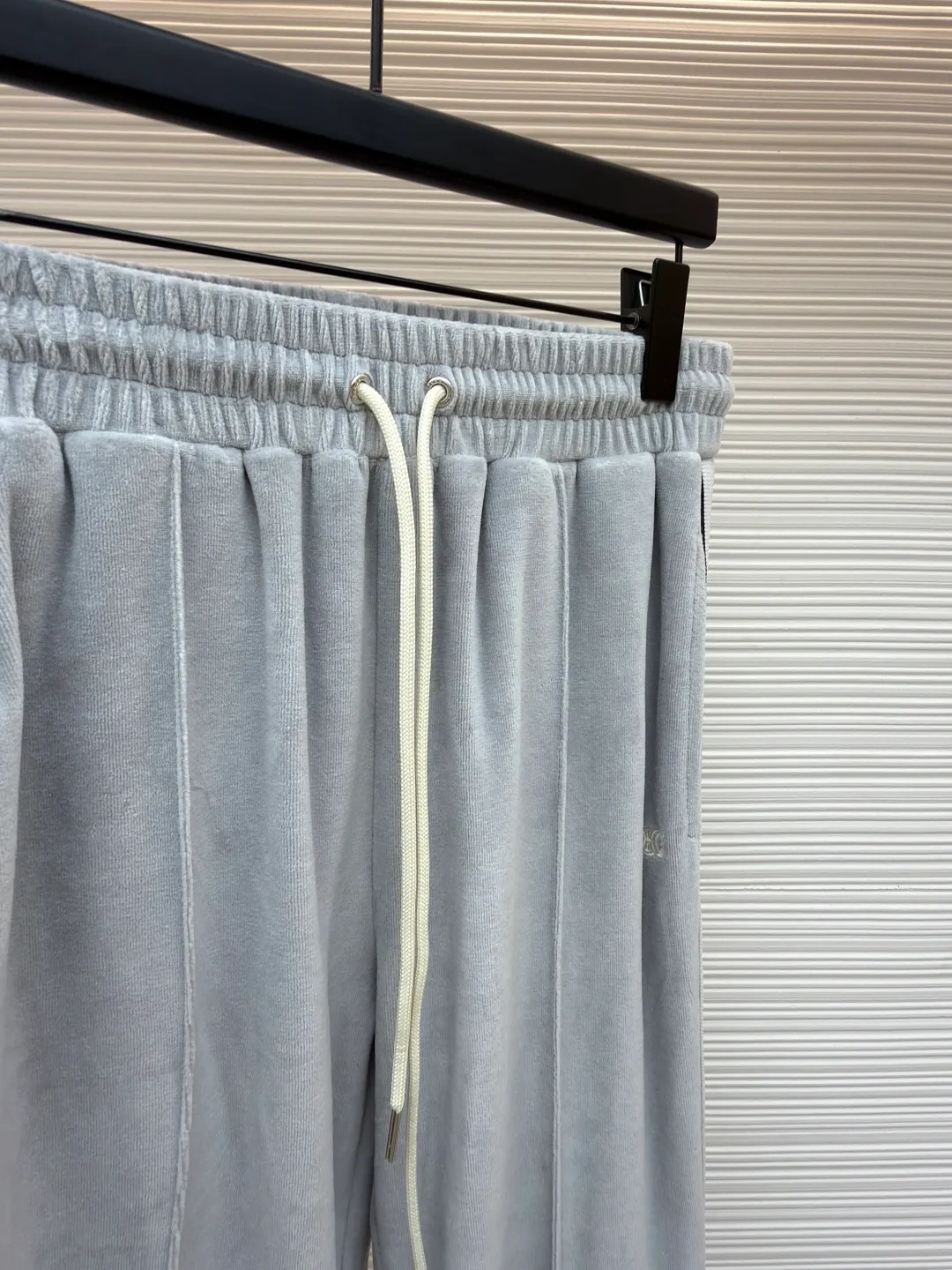 Celine Arc de Triomphe embroidered trousers ●Original version: 10500 purchase and development ●Item number: 1681629-A75 ●Fabric: Yunrou twin velvet matte sateen fabric ●Technology: embroidery production ●Color: gray ●Version: fitted version ●Weight: about 520 grams ●Size: S-M-L-XL ●Description: These Celine Arc de Triomphe embroidered trousers are made of high-quality velvet fabric, which feels soft and delicate and has a good drape. It has been treated with a special washing process to show a unique luster and texture. The loose, straight silhouette has a smooth cut and the waistline is designed to fit ergonomics, making it comfortable to wear and allow for freedom of movement. The sides of the trousers are decorated with exquisite Arc de Triomphe embroidery patterns, with exquisite craftsmanship, strong three-dimensional effect and exquisite details. The splicing of the front and back pieces adopts flat-turn open-stitching technology. The stitching is even and neat, and the lines are clear and smooth. The pocket edges and trouser legs are reinforced to ensure durability and aesthetics. The drawstring design at the waist can be freely adjusted for tightness, making it easy to put on and take off and modify the body shape. The entire pair of trousers reflects Celine's ultimate pursuit of quality and craftsmanship from fabric selection, tailoring to detail processing. It not only retains the elegant style of classic items, but also incorporates modern design language, making it suitable for various occasions and showing a low-key and luxurious fashion attitude. The overall wiring is straight and delicate, the fabric is comfortable and soft, and the color is consistent without color difference. It can be matched with the same style to create a fashionable look and control various occasions. Customized accessories, complete with three standards, same style for men and women!