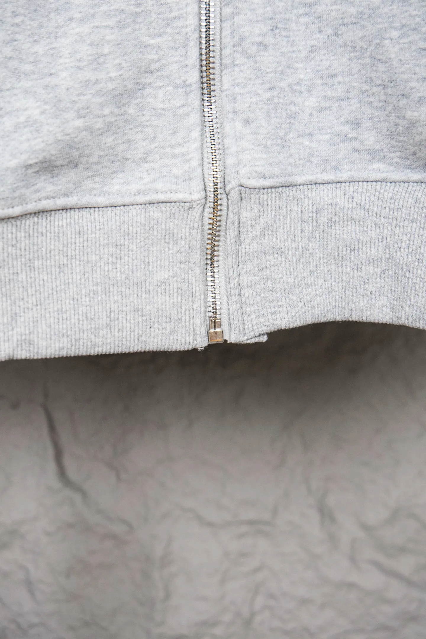 🅿️260 Model No.: M255 CELINE/Celine Classic Capsule Series Zipper Jacket The CE classic model is the hottest, most elegant and most versatile one in the capsule series. In terms of design, it is the most common basic style among sweatshirts. There are no fancy tricks, and the letter design is used to embellish the overall style. Simple and clear, you will know at a glance that you will not regret buying it. It can be used in all wardrobes for commuting, and it is full of temperament! As for the fabric, you really want it! The simpler a sweatshirt like this is, the more exquisite its materials and craftsmanship are. It is made of 400g high-gram weight dust-free cloth. The body has a heavy feeling, the needle-cut texture is tight, and the skin feels clear and natural. Every time you throw it away, you can feel the noble texture of the clothes, just like the noble temperament displayed on the counter. The letter printing uses imported fine matte black paste. The matte printing completely penetrates into the fabric and blends into one! Size：S-XL