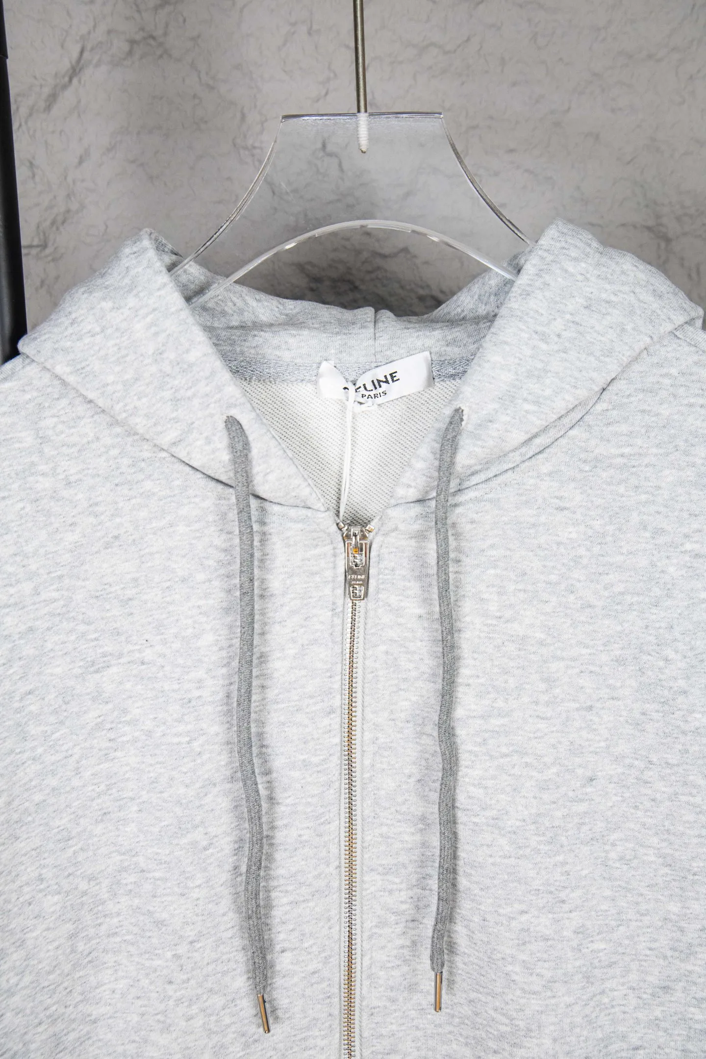 🅿️260 Model No.: M255 CELINE/Celine Classic Capsule Series Zipper Jacket The CE classic model is the hottest, most elegant and most versatile one in the capsule series. In terms of design, it is the most common basic style among sweatshirts. There are no fancy tricks, and the letter design is used to embellish the overall style. Simple and clear, you will know at a glance that you will not regret buying it. It can be used in all wardrobes for commuting, and it is full of temperament! As for the fabric, you really want it! The simpler a sweatshirt like this is, the more exquisite its materials and craftsmanship are. It is made of 400g high-gram weight dust-free cloth. The body has a heavy feeling, the needle-cut texture is tight, and the skin feels clear and natural. Every time you throw it away, you can feel the noble texture of the clothes, just like the noble temperament displayed on the counter. The letter printing uses imported fine matte black paste. The matte printing completely penetrates into the fabric and blends into one! Size：S-XL