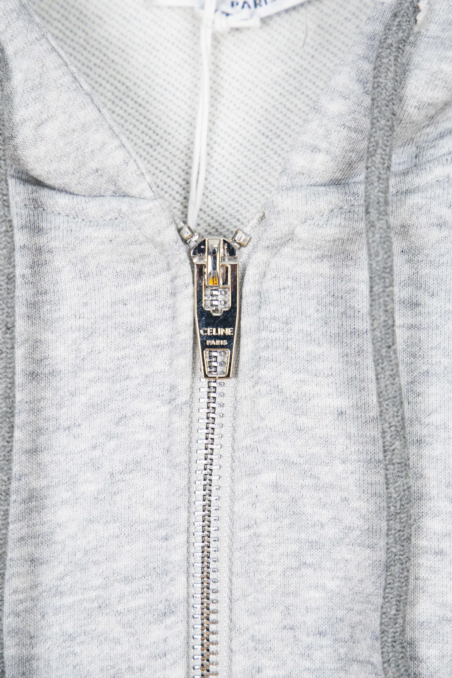 🅿️260 Model No.: M255 CELINE/Celine Classic Capsule Series Zipper Jacket The CE classic model is the hottest, most elegant and most versatile one in the capsule series. In terms of design, it is the most common basic style among sweatshirts. There are no fancy tricks, and the letter design is used to embellish the overall style. Simple and clear, you will know at a glance that you will not regret buying it. It can be used in all wardrobes for commuting, and it is full of temperament! As for the fabric, you really want it! The simpler a sweatshirt like this is, the more exquisite its materials and craftsmanship are. It is made of 400g high-gram weight dust-free cloth. The body has a heavy feeling, the needle-cut texture is tight, and the skin feels clear and natural. Every time you throw it away, you can feel the noble texture of the clothes, just like the noble temperament displayed on the counter. The letter printing uses imported fine matte black paste. The matte printing completely penetrates into the fabric and blends into one! Size：S-XL