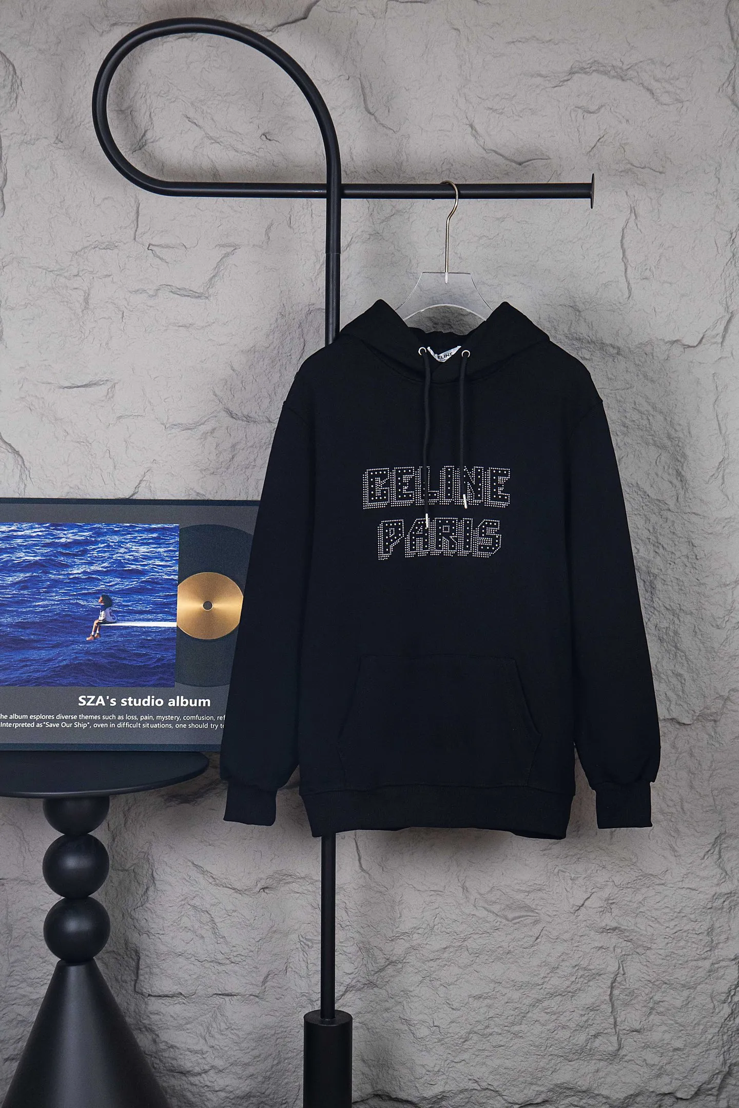 🅿️270 Style No.: M256 Celine CE 24 style rivet-encrusted diamond letter hooded sweatshirt. Made of customized 400g woolen fish scale sweatshirt material 26S single yarn, matched with high-quality ribbed fashion brand 21S 2*2 ribs. It feels soft and delicate, and the upper body is wide and shapely. It is personalized with 1441 hot diamonds and is full of design with hot diamond embellishments. , using the hot-drilling process, customized hardware mushroom nails of three specifications and sizes, and finally arranged them according to the size of the original plate. The workmanship is complicated and time-consuming (a total of 1441 diamond-studs for the whole piece of clothing). A large imported press is used for secondary pressing, which is stronger and stronger. Customized letter hardware eyes, hardware tail clips, loose version Size: S-XL