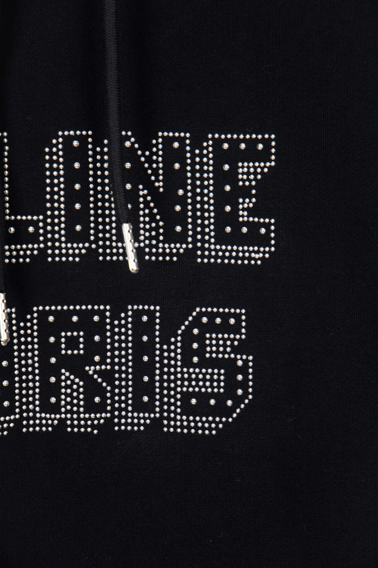🅿️270 Style No.: M256 Celine CE 24 style rivet-encrusted diamond letter hooded sweatshirt. Made of customized 400g woolen fish scale sweatshirt material 26S single yarn, matched with high-quality ribbed fashion brand 21S 2*2 ribs. It feels soft and delicate, and the upper body is wide and shapely. It is personalized with 1441 hot diamonds and is full of design with hot diamond embellishments. , using the hot-drilling process, customized hardware mushroom nails of three specifications and sizes, and finally arranged them according to the size of the original plate. The workmanship is complicated and time-consuming (a total of 1441 diamond-studs for the whole piece of clothing). A large imported press is used for secondary pressing, which is stronger and stronger. Customized letter hardware eyes, hardware tail clips, loose version Size: S-XL