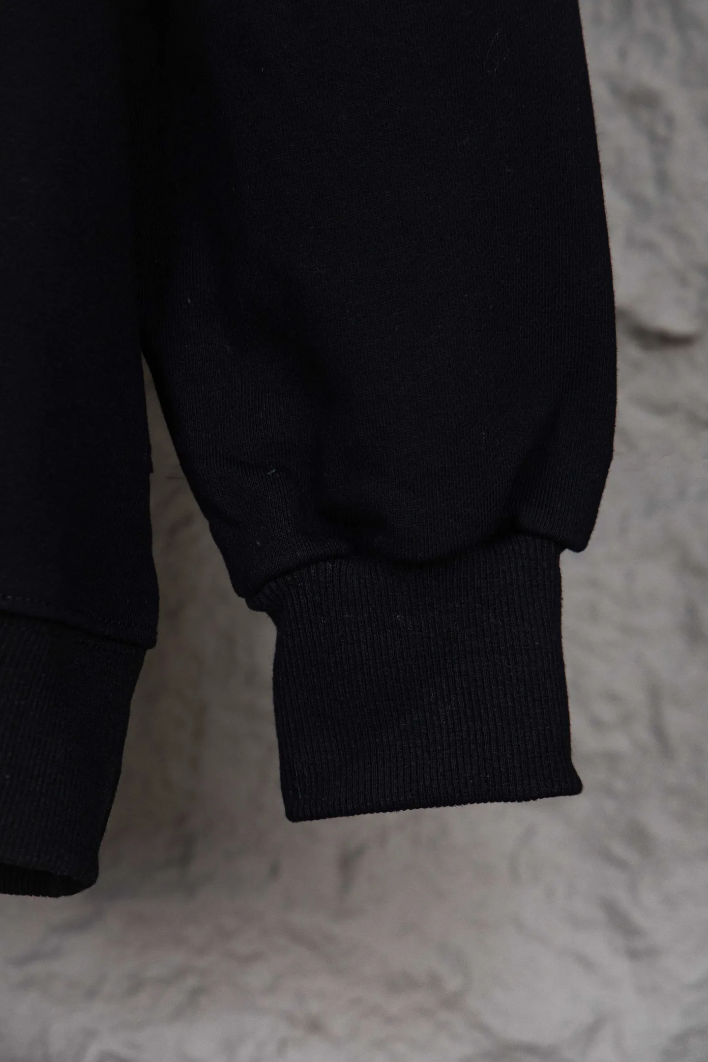 🅿️270 Style No.: M256 Celine CE 24 style rivet-encrusted diamond letter hooded sweatshirt. Made of customized 400g woolen fish scale sweatshirt material 26S single yarn, matched with high-quality ribbed fashion brand 21S 2*2 ribs. It feels soft and delicate, and the upper body is wide and shapely. It is personalized with 1441 hot diamonds and is full of design with hot diamond embellishments. , using the hot-drilling process, customized hardware mushroom nails of three specifications and sizes, and finally arranged them according to the size of the original plate. The workmanship is complicated and time-consuming (a total of 1441 diamond-studs for the whole piece of clothing). A large imported press is used for secondary pressing, which is stronger and stronger. Customized letter hardware eyes, hardware tail clips, loose version Size: S-XL