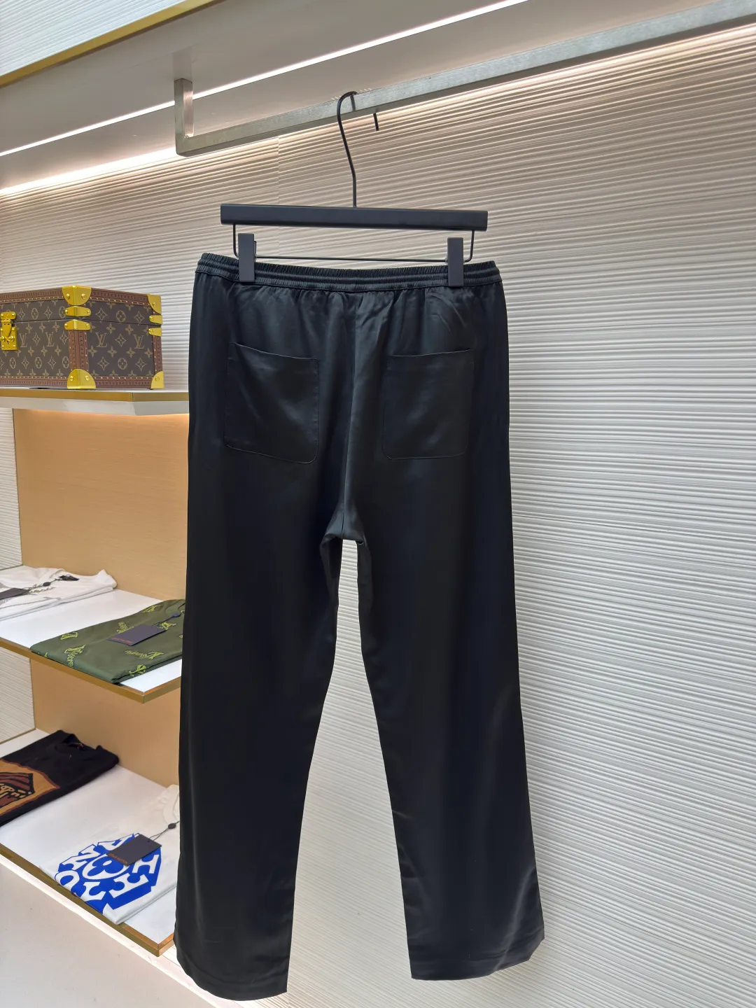 Celine acetate satin trousers ●Authentic product: Purchased and developed for 11500 ●Item number: 1680523-B50 ●Fabric: vinegar silk forged fabric ●Technology: Made of rubber molded presser foot ●Type: loose version ●Weight: about 345 grams ●Size: 34-36-38-40 ●Description: Made of vinegar silk forged fabric, triacetate raw material imported from Japan + silk blend, with apricot fabric on the sides, the color fastness of 9 reaches the national standard level four color fastness. The waistband hardware label is custom-made by opening the mold. It is made of white copper and plated with light gold. It is matched with the same color eyelet + hanging bell. The fabric feels smooth and easy to snag. All seams are made with rubber molded presser feet to ensure quality. The overall wiring is straight and delicate, the fabric is comfortable and soft, and the color is consistent without color difference. It can be matched with the same style to create a fashionable look and control various occasions. Customized accessories, complete with three standards, same style for men and women!