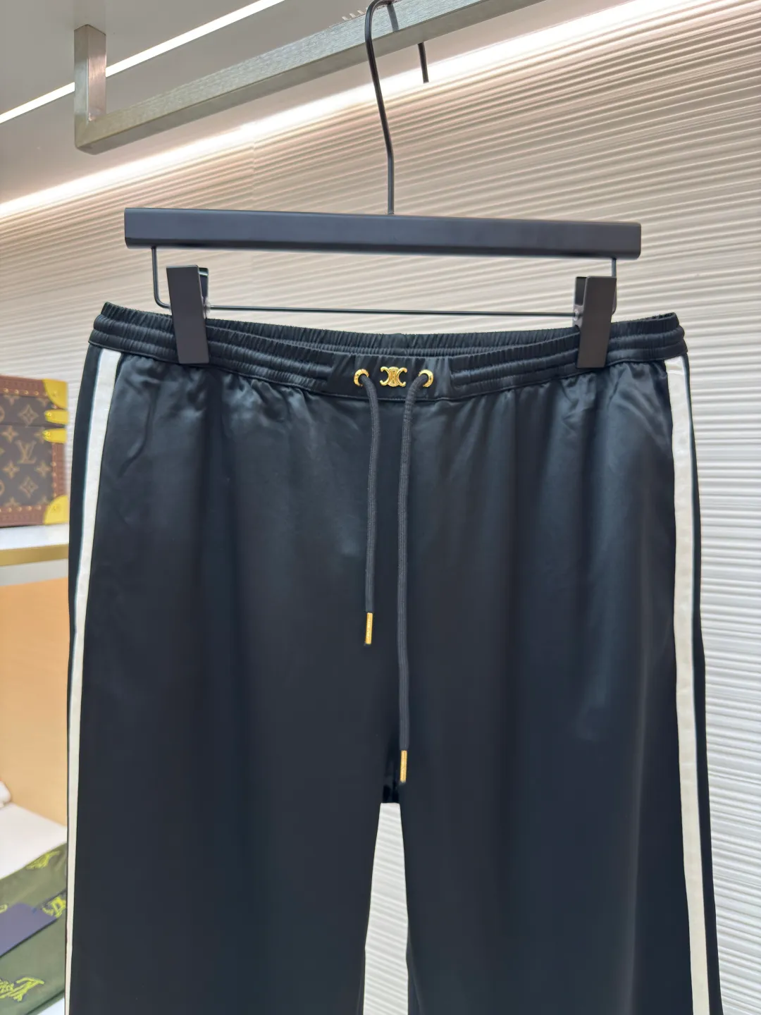 Celine acetate satin trousers ●Authentic product: Purchased and developed for 11500 ●Item number: 1680523-B50 ●Fabric: vinegar silk forged fabric ●Technology: Made of rubber molded presser foot ●Type: loose version ●Weight: about 345 grams ●Size: 34-36-38-40 ●Description: Made of vinegar silk forged fabric, triacetate raw material imported from Japan + silk blend, with apricot fabric on the sides, the color fastness of 9 reaches the national standard level four color fastness. The waistband hardware label is custom-made by opening the mold. It is made of white copper and plated with light gold. It is matched with the same color eyelet + hanging bell. The fabric feels smooth and easy to snag. All seams are made with rubber molded presser feet to ensure quality. The overall wiring is straight and delicate, the fabric is comfortable and soft, and the color is consistent without color difference. It can be matched with the same style to create a fashionable look and control various occasions. Customized accessories, complete with three standards, same style for men and women!