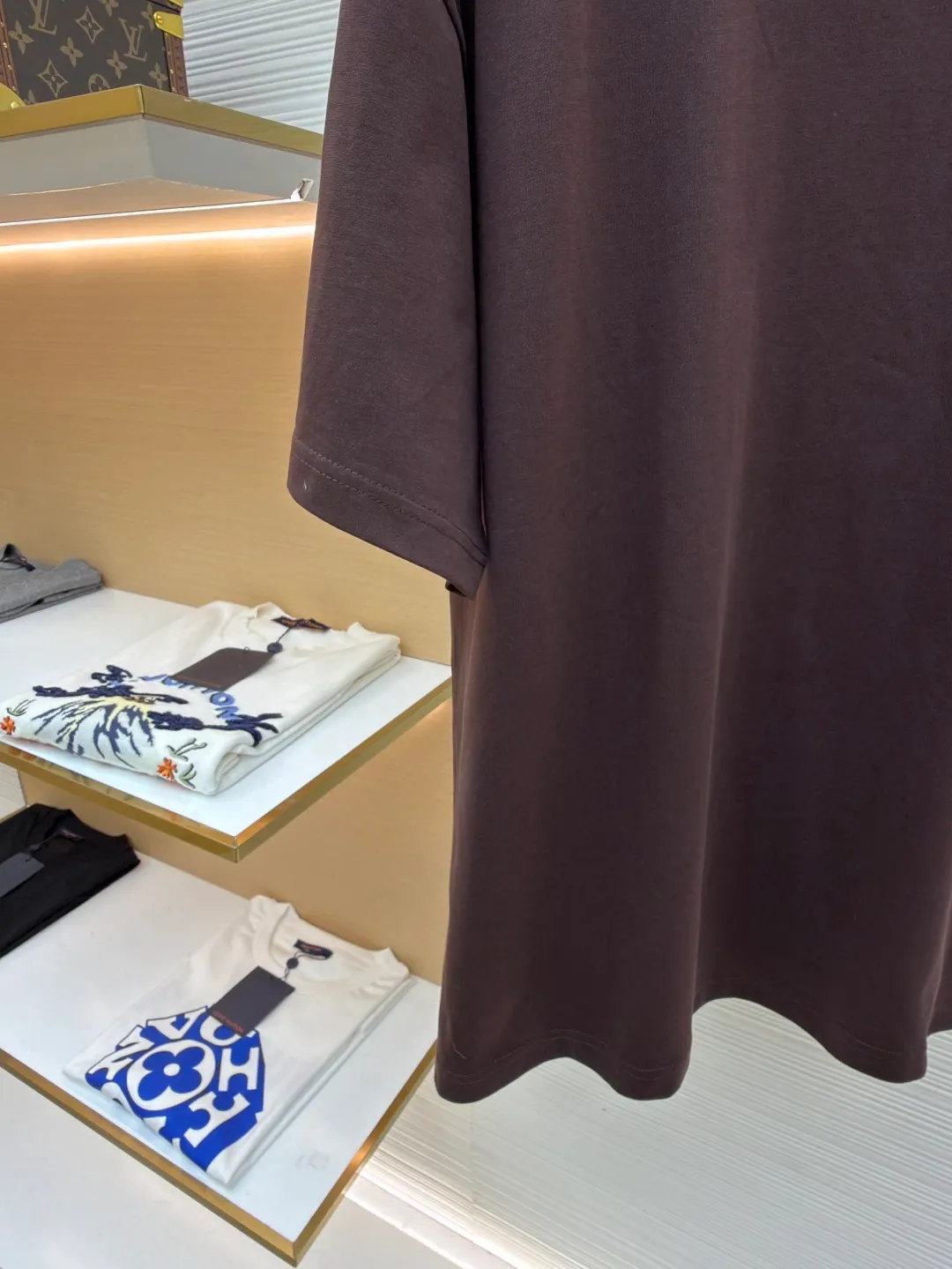 Celine Arc de Triomphe logo short sleeves ●Original version: Purchased and developed at 4690 ●Item number: 1682386-A00 ●Fabric: cotton fabric ●Technology: embroidery production ●Color: brown ●Version: fitted version ●Weight: about 280 grams ●Size: XS-S-M-L ●Description: Made of 15-count special-spun compact cotton with a weight of 230g/㎡; 32-count high-weight (340g) 1x1 ribs are used for the neckline. Its high-count and high-weight characteristics ensure the excellent elastic recovery, thickness and deformation resistance of the collar. It is the key to ensuring that the neckline of the T-shirt does not deform after long-term wear. Specially woven compact cotton fabrics apply compact spinning technology in the spinning process, which effectively reduces yarn hairiness and makes the yarn smoother and stronger. This gives the fabric an unusually dense structure, a smooth and smooth surface, and excellent pilling resistance, while retaining the softness and breathability of pure cotton. The weight of 230g is medium to heavy, which ensures the T-shirt has good stiffness and drape, and is not easy to collapse and deform, laying a high-quality basic texture. The overall wiring is straight and delicate, the fabric is comfortable and soft, and the color is consistent without color difference. It can be matched with the same style to create a fashionable look and control various occasions. Customized accessories, complete with three standards, same style for men and women!
