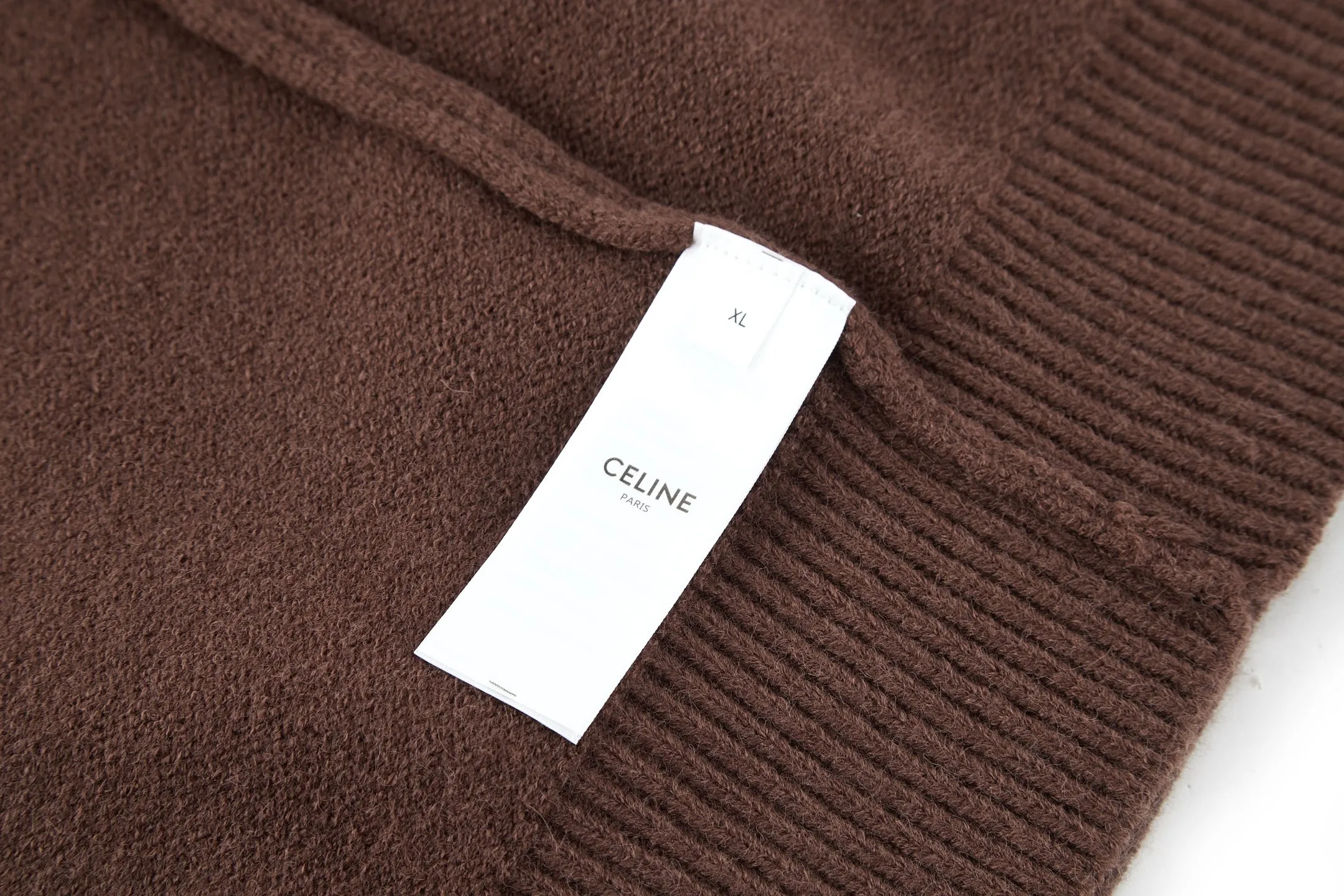 🅿️370 [Exclusive supply] Celine Arc de Triomphe embroidered logo sweater (brown). The original version was purchased and developed for 9,900. The fabric is made of 35% wool, 15% cashmere, and 50% cotton yarn. This fabric is soft and has a three-dimensional shape that won't change shape after being worn for a long time. The embroidery uses 3D three-dimensional embroidery, and the chest is embellished with the Arc de Triomphe embroidered logo. This style is machine-knitted with 7 needles, and the high-density thick stitching ensures warmth. Later process: washing and color fixation - fixed version - wool impurities. Size:S-M-L-XL