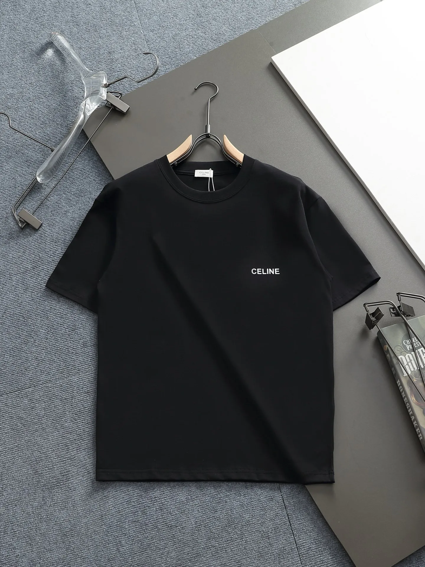 🅿️170 -CELINE · Celine 25ss Logo small print round neck short-sleeved T-shirt - Made of 280g double yarn pure cotton, the fabric color is custom-dyed, will not shrink or fade. Comfortable to the touch and super texture❤️Full set of accessories. A must-have for trendy men and trendy women, the classic off-shoulder slightly wide version is available exclusively from stock!                   ⚠ Top version official website quality❕ -Color: White Black -Size: XS S Ｍ L -Crowd: Same style for men and women