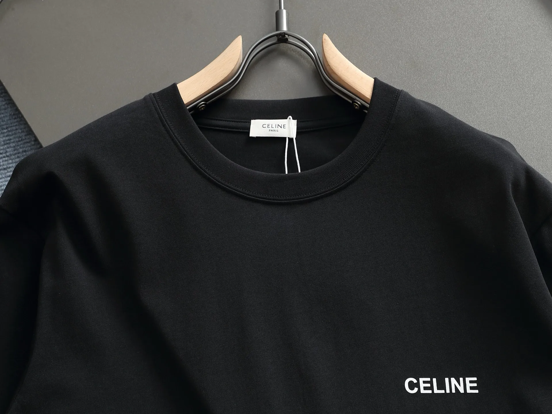 🅿️170 -CELINE · Celine 25ss Logo small print round neck short-sleeved T-shirt - Made of 280g double yarn pure cotton, the fabric color is custom-dyed, will not shrink or fade. Comfortable to the touch and super texture❤️Full set of accessories. A must-have for trendy men and trendy women, the classic off-shoulder slightly wide version is available exclusively from stock!                   ⚠ Top version official website quality❕ -Color: White Black -Size: XS S Ｍ L -Crowd: Same style for men and women