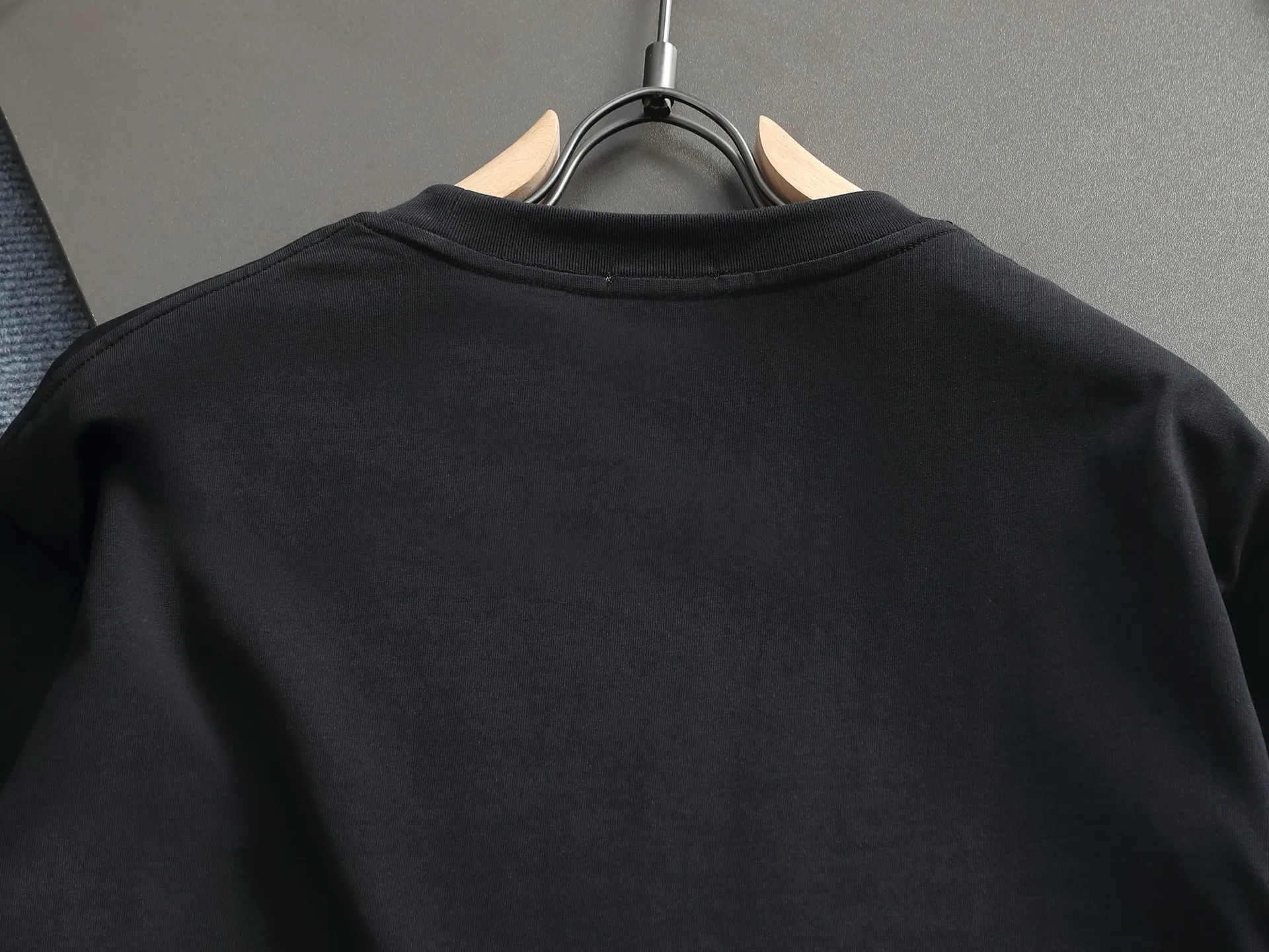 🅿️170 -CELINE · Celine 25ss Logo small print round neck short-sleeved T-shirt - Made of 280g double yarn pure cotton, the fabric color is custom-dyed, will not shrink or fade. Comfortable to the touch and super texture❤️Full set of accessories. A must-have for trendy men and trendy women, the classic off-shoulder slightly wide version is available exclusively from stock!                   ⚠ Top version official website quality❕ -Color: White Black -Size: XS S Ｍ L -Crowd: Same style for men and women