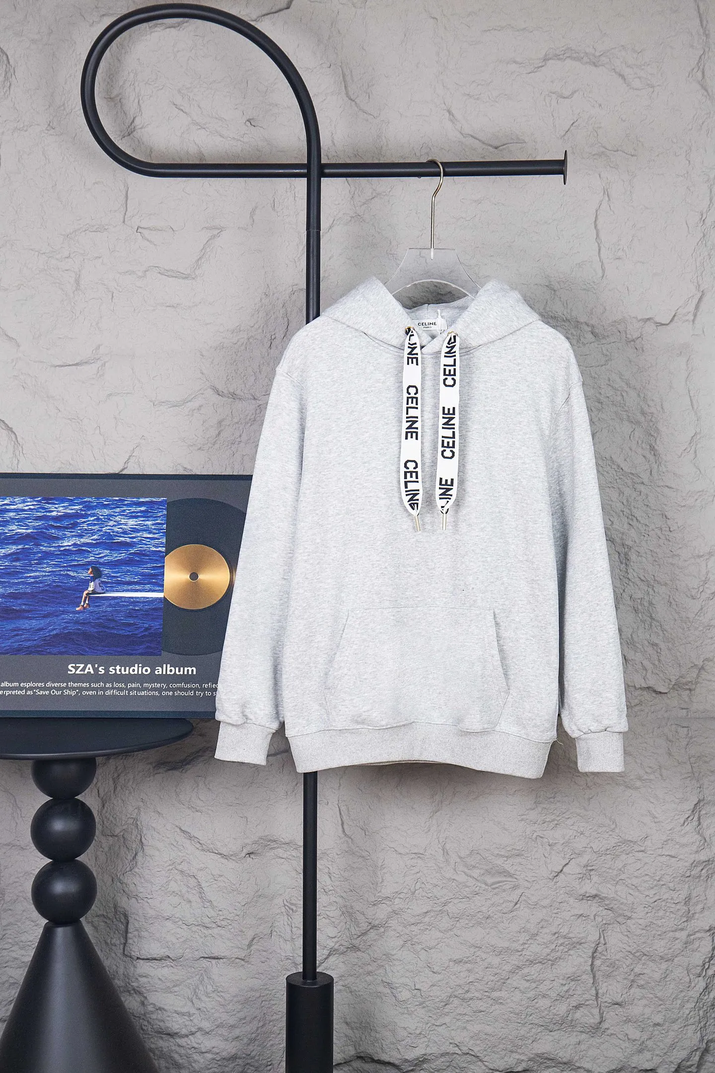 🅿️250 Style No.: M252 CELINE/Celine Web Letter Hooded Sweatshirt French fashion luxury brand CELINE adheres to style aesthetics, constantly advances in exploration, and designs many classic patterns that are very recognizable and memorable. 2022 autumn and winter new hooded terry sweatshirt. A clean and simple sweatshirt that is not fussy. Whoever wears it will look better! Customized hoodie webbing, custom-woven 400G high-weight knitted cotton fabric. It is very thick, comfortable and breathable, and feels skin-friendly. It is 100% loose and cut in OS style. The upper body is very elegant and high-end. The most popular item in the autumn and winter wardrobe is the sweatshirt. This can be worn directly into the spring without any problem. It is a multi-purpose garment that can be worn alone or as an inner layer. Size：S-XL