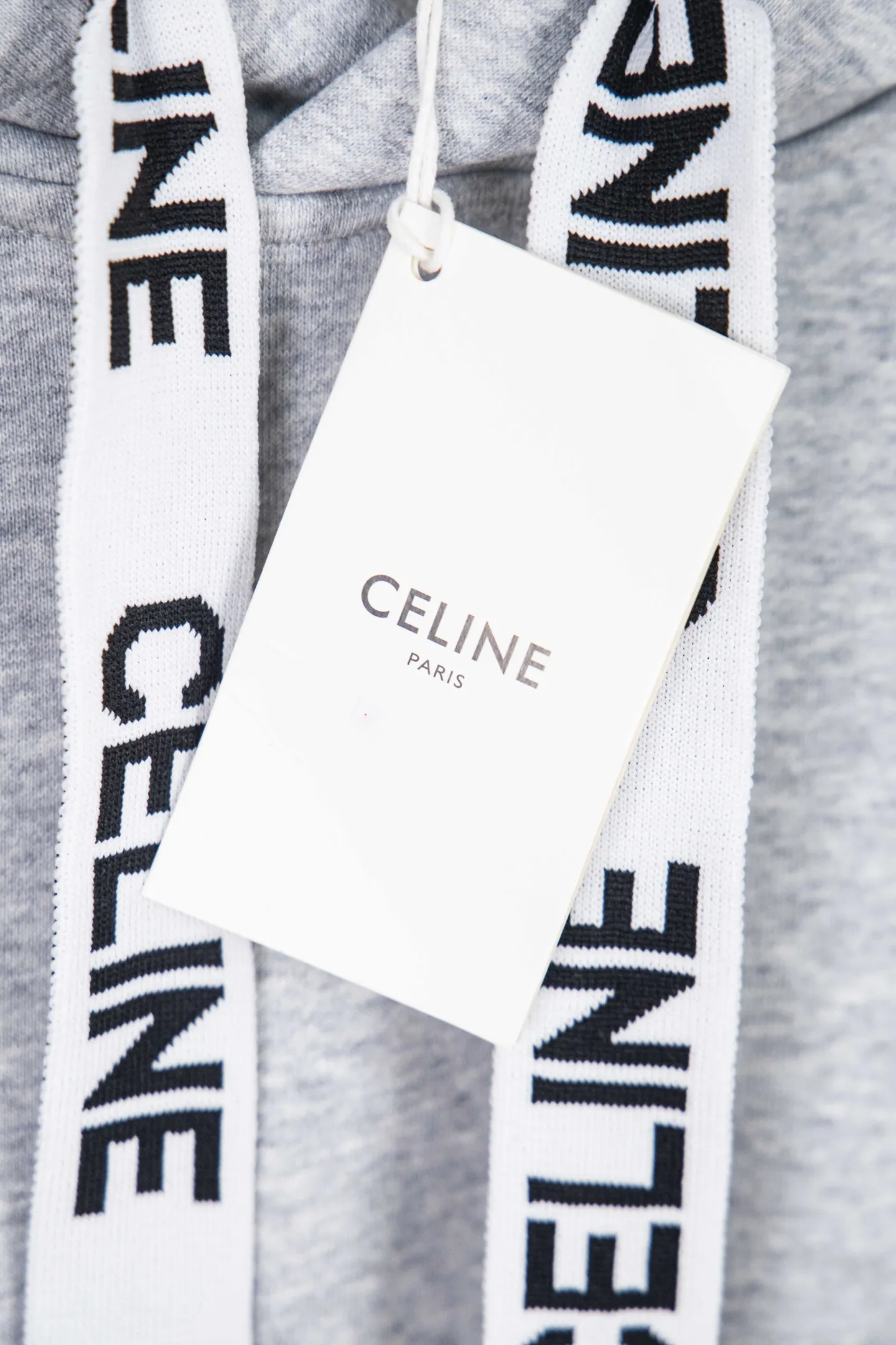 🅿️250 Style No.: M252 CELINE/Celine Web Letter Hooded Sweatshirt French fashion luxury brand CELINE adheres to style aesthetics, constantly advances in exploration, and designs many classic patterns that are very recognizable and memorable. 2022 autumn and winter new hooded terry sweatshirt. A clean and simple sweatshirt that is not fussy. Whoever wears it will look better! Customized hoodie webbing, custom-woven 400G high-weight knitted cotton fabric. It is very thick, comfortable and breathable, and feels skin-friendly. It is 100% loose and cut in OS style. The upper body is very elegant and high-end. The most popular item in the autumn and winter wardrobe is the sweatshirt. This can be worn directly into the spring without any problem. It is a multi-purpose garment that can be worn alone or as an inner layer. Size：S-XL