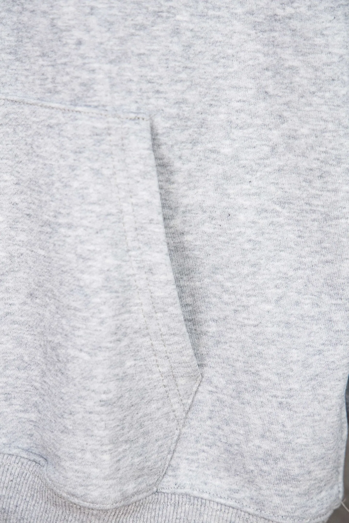 🅿️250 Style No.: M252 CELINE/Celine Web Letter Hooded Sweatshirt French fashion luxury brand CELINE adheres to style aesthetics, constantly advances in exploration, and designs many classic patterns that are very recognizable and memorable. 2022 autumn and winter new hooded terry sweatshirt. A clean and simple sweatshirt that is not fussy. Whoever wears it will look better! Customized hoodie webbing, custom-woven 400G high-weight knitted cotton fabric. It is very thick, comfortable and breathable, and feels skin-friendly. It is 100% loose and cut in OS style. The upper body is very elegant and high-end. The most popular item in the autumn and winter wardrobe is the sweatshirt. This can be worn directly into the spring without any problem. It is a multi-purpose garment that can be worn alone or as an inner layer. Size：S-XL