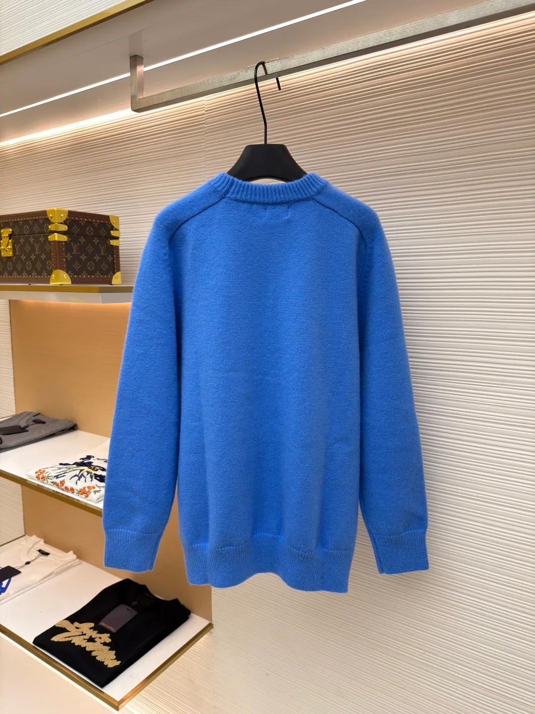 Celine Arc de Triomphe embroidered logo sweater ●Original version: 9900 purchase and development ●Item number: 1681300-A45 ●Fabric: wool blended fabric ●Technology: 3D embroidery production ●Color: Klein blue ●Version: fitted version ●Weight: about 685 grams ●Size: S-M-L-XL ●Description: Made of 35% wool, 15% cashmere, 50% cotton yarn. This fabric is soft and has a three-dimensional shape that won't change shape after being worn for a long time. The embroidery uses 3D three-dimensional embroidery, and the chest is embellished with the Arc de Triomphe embroidered logo. This style is machine-knitted with 7 needles, and the high-density thick stitching ensures warmth. Later process: washing and color fixation - fixed version - wool impurities. The overall wiring is straight and delicate, the fabric is comfortable and soft, and the color is consistent without color difference. It can be matched with the same style to create a fashionable look and control various occasions. Customized accessories, complete with three standards, same style for men and women!