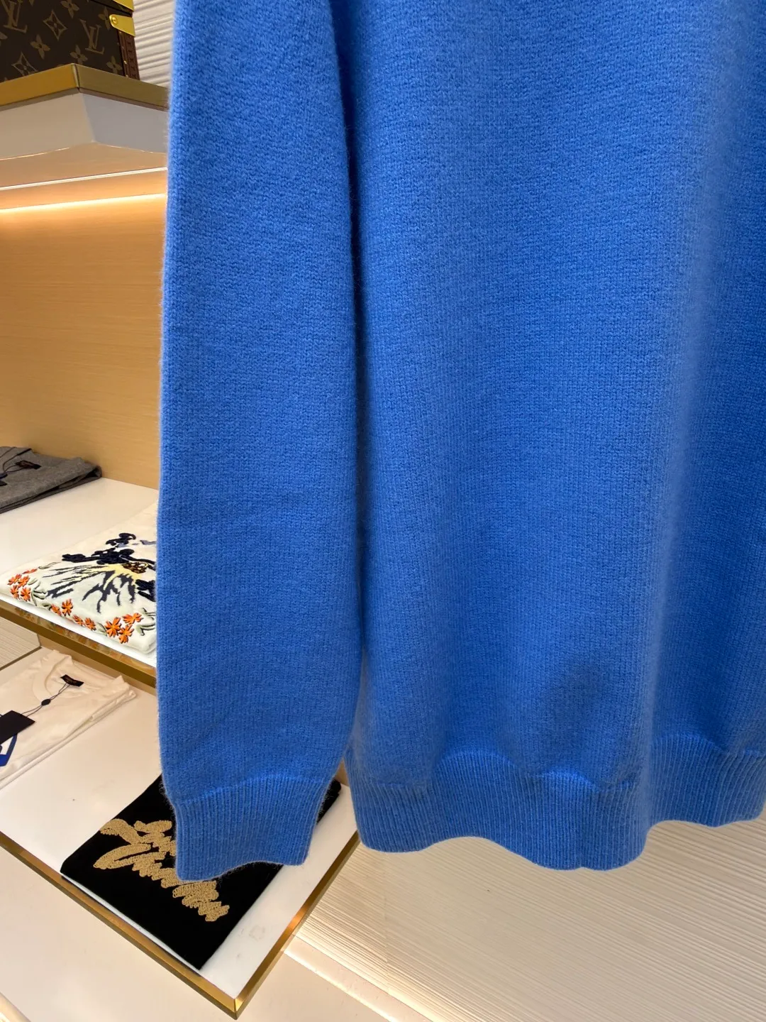 Celine Arc de Triomphe embroidered logo sweater ●Original version: 9900 purchase and development ●Item number: 1681300-A45 ●Fabric: wool blended fabric ●Technology: 3D embroidery production ●Color: Klein blue ●Version: fitted version ●Weight: about 685 grams ●Size: S-M-L-XL ●Description: Made of 35% wool, 15% cashmere, 50% cotton yarn. This fabric is soft and has a three-dimensional shape that won't change shape after being worn for a long time. The embroidery uses 3D three-dimensional embroidery, and the chest is embellished with the Arc de Triomphe embroidered logo. This style is machine-knitted with 7 needles, and the high-density thick stitching ensures warmth. Later process: washing and color fixation - fixed version - wool impurities. The overall wiring is straight and delicate, the fabric is comfortable and soft, and the color is consistent without color difference. It can be matched with the same style to create a fashionable look and control various occasions. Customized accessories, complete with three standards, same style for men and women!