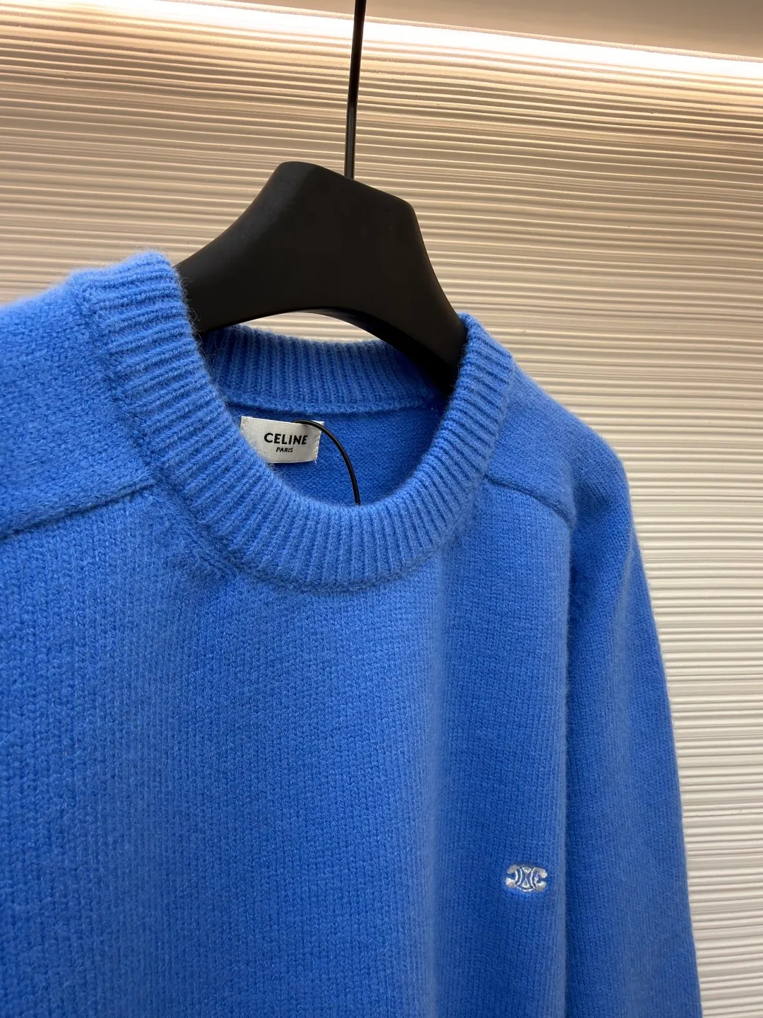 Celine Arc de Triomphe embroidered logo sweater ●Original version: 9900 purchase and development ●Item number: 1681300-A45 ●Fabric: wool blended fabric ●Technology: 3D embroidery production ●Color: Klein blue ●Version: fitted version ●Weight: about 685 grams ●Size: S-M-L-XL ●Description: Made of 35% wool, 15% cashmere, 50% cotton yarn. This fabric is soft and has a three-dimensional shape that won't change shape after being worn for a long time. The embroidery uses 3D three-dimensional embroidery, and the chest is embellished with the Arc de Triomphe embroidered logo. This style is machine-knitted with 7 needles, and the high-density thick stitching ensures warmth. Later process: washing and color fixation - fixed version - wool impurities. The overall wiring is straight and delicate, the fabric is comfortable and soft, and the color is consistent without color difference. It can be matched with the same style to create a fashionable look and control various occasions. Customized accessories, complete with three standards, same style for men and women!